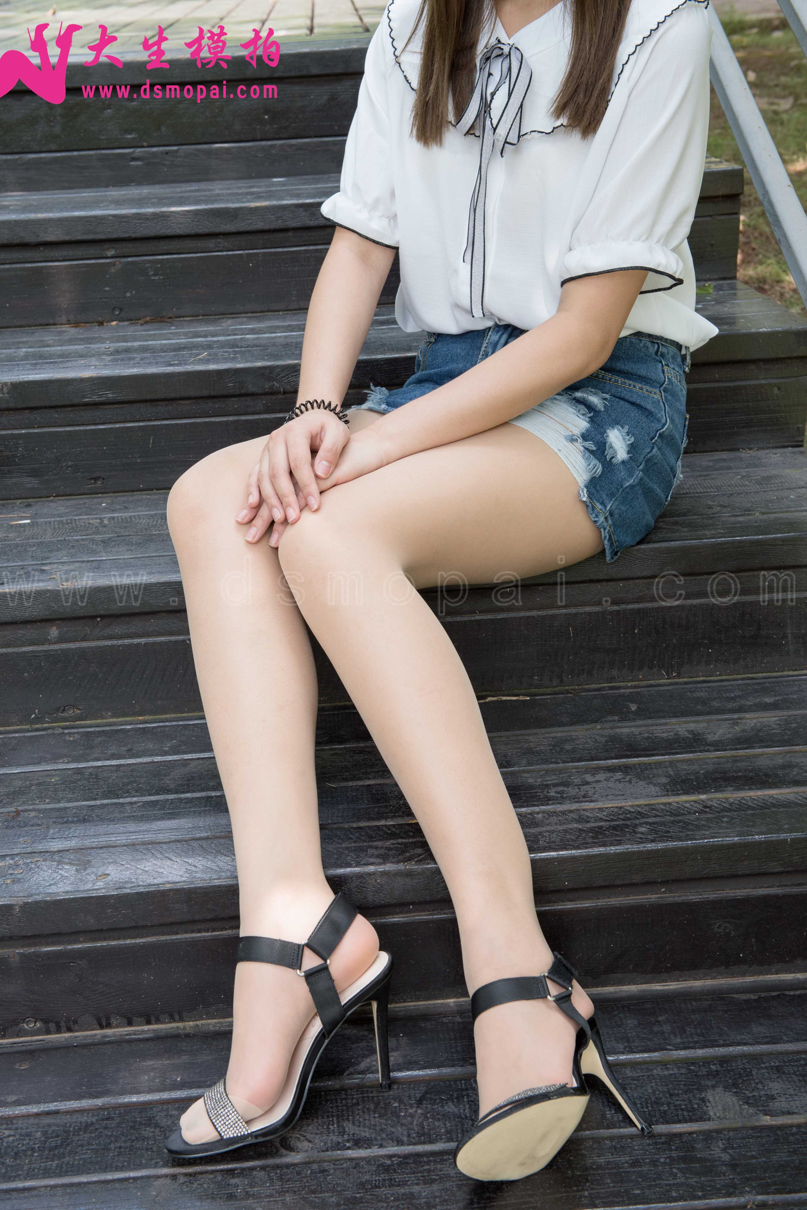 大生模拍 No.137 婉菱 公园里的短裙肉丝 [54P1V506MB]