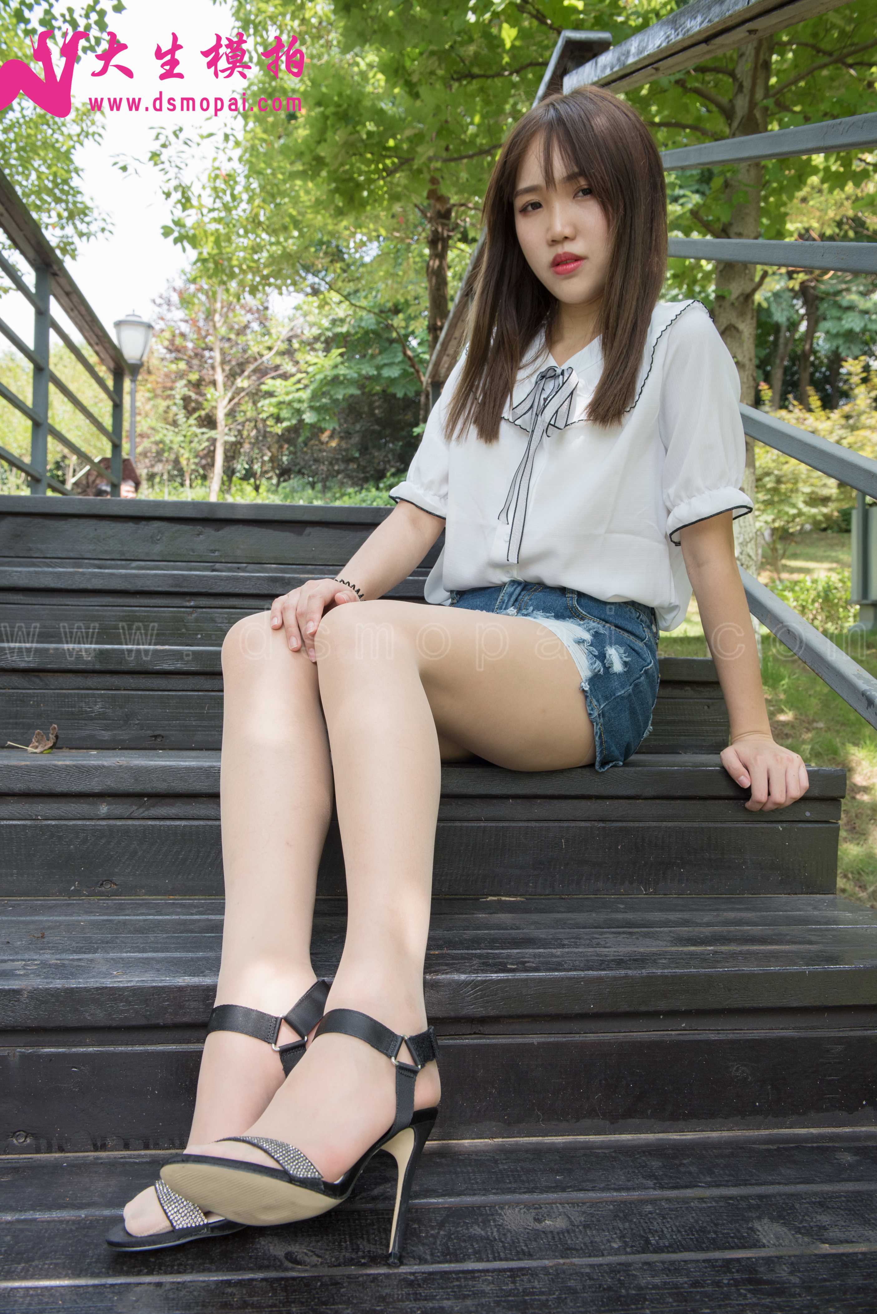 大生模拍 No.137 婉菱 公园里的短裙肉丝 [54P1V506MB]