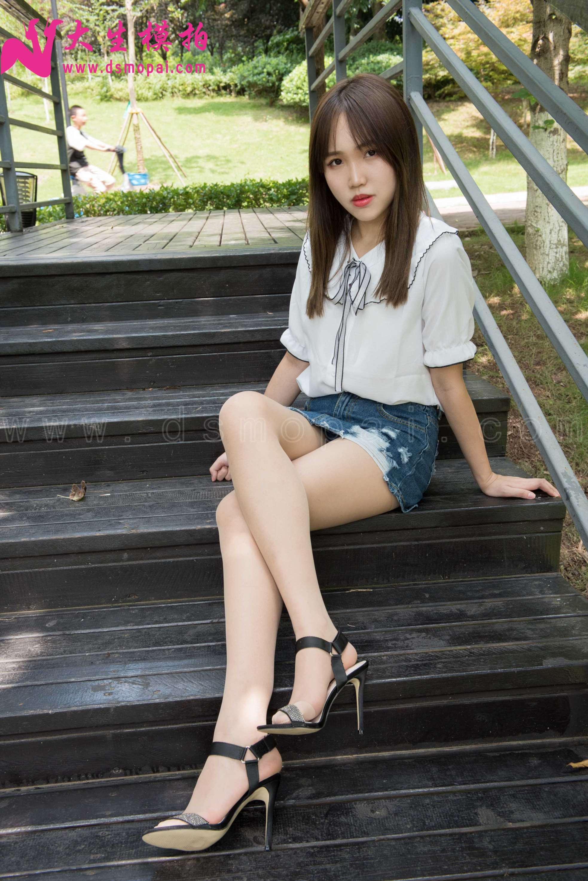 大生模拍 No.137 婉菱 公园里的短裙肉丝 [54P1V506MB]