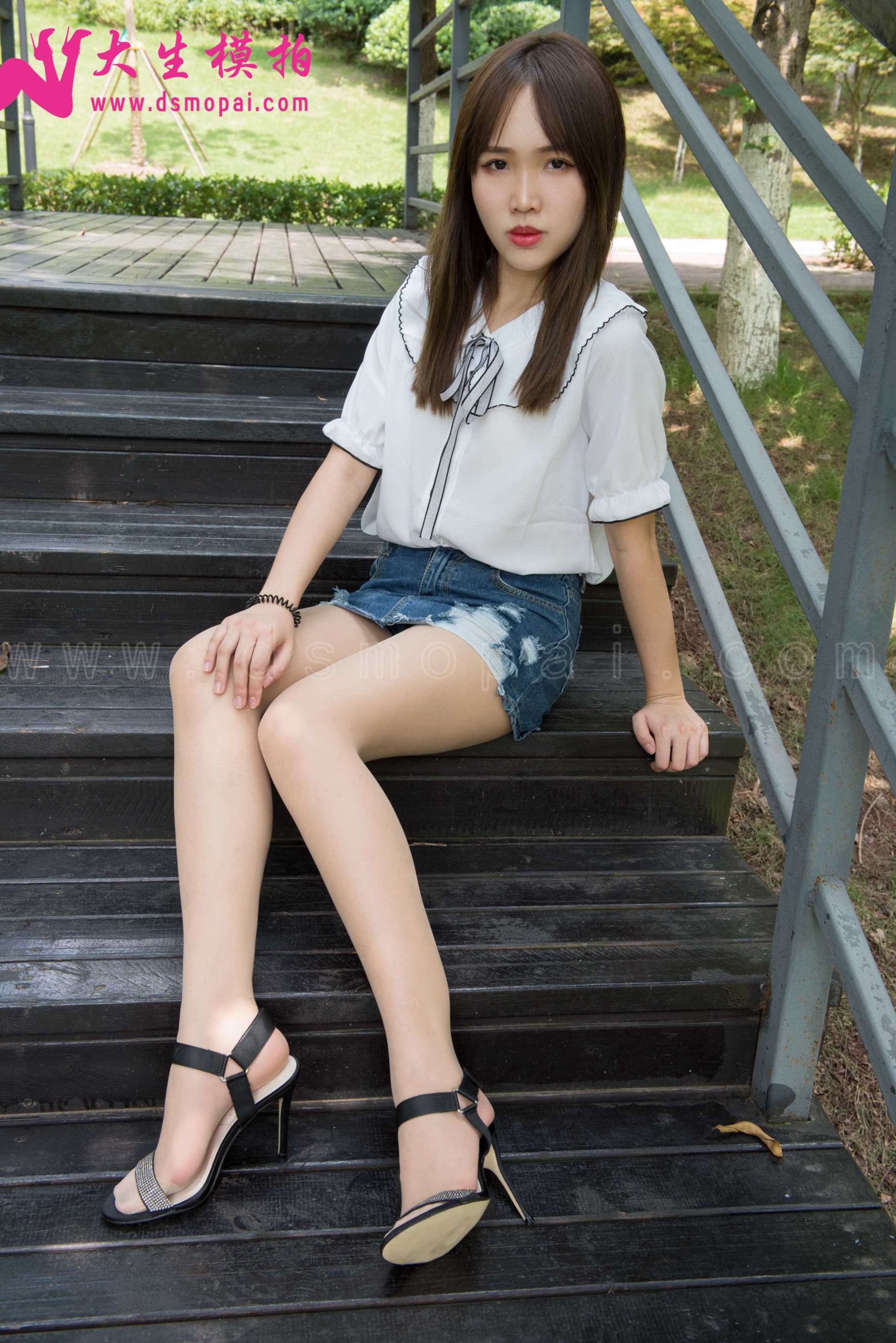 大生模拍 No.137 婉菱 公园里的短裙肉丝 [54P1V506MB]