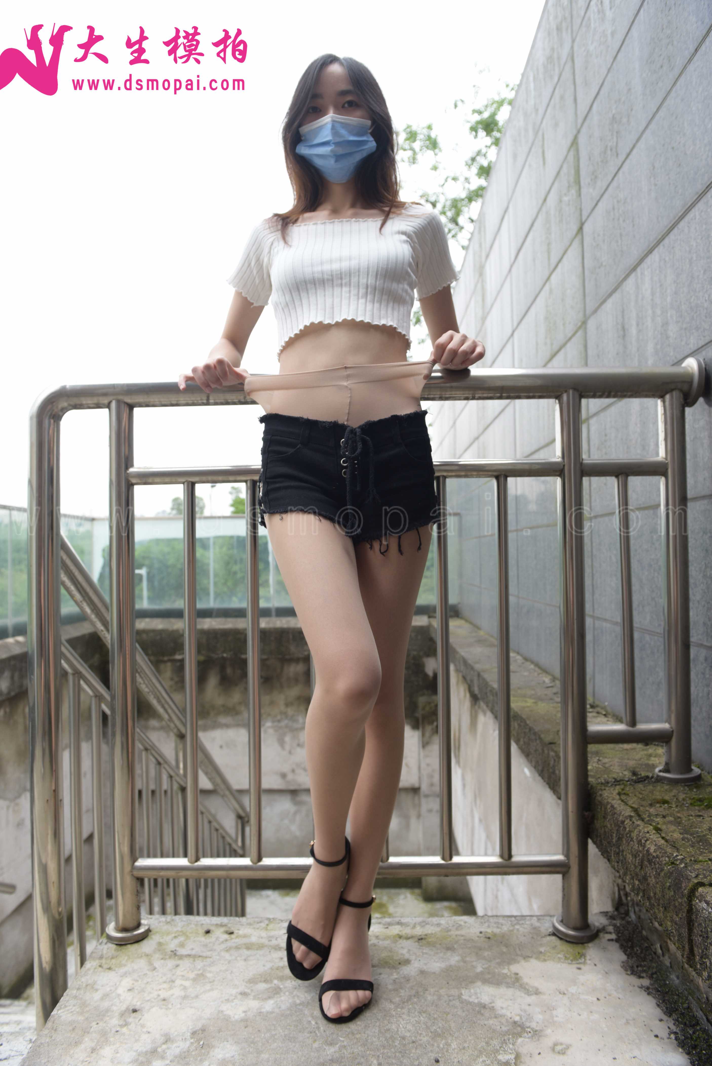 大生模拍 NO.189 诗雨 短裤里的无内丝 [51P1V651MB]