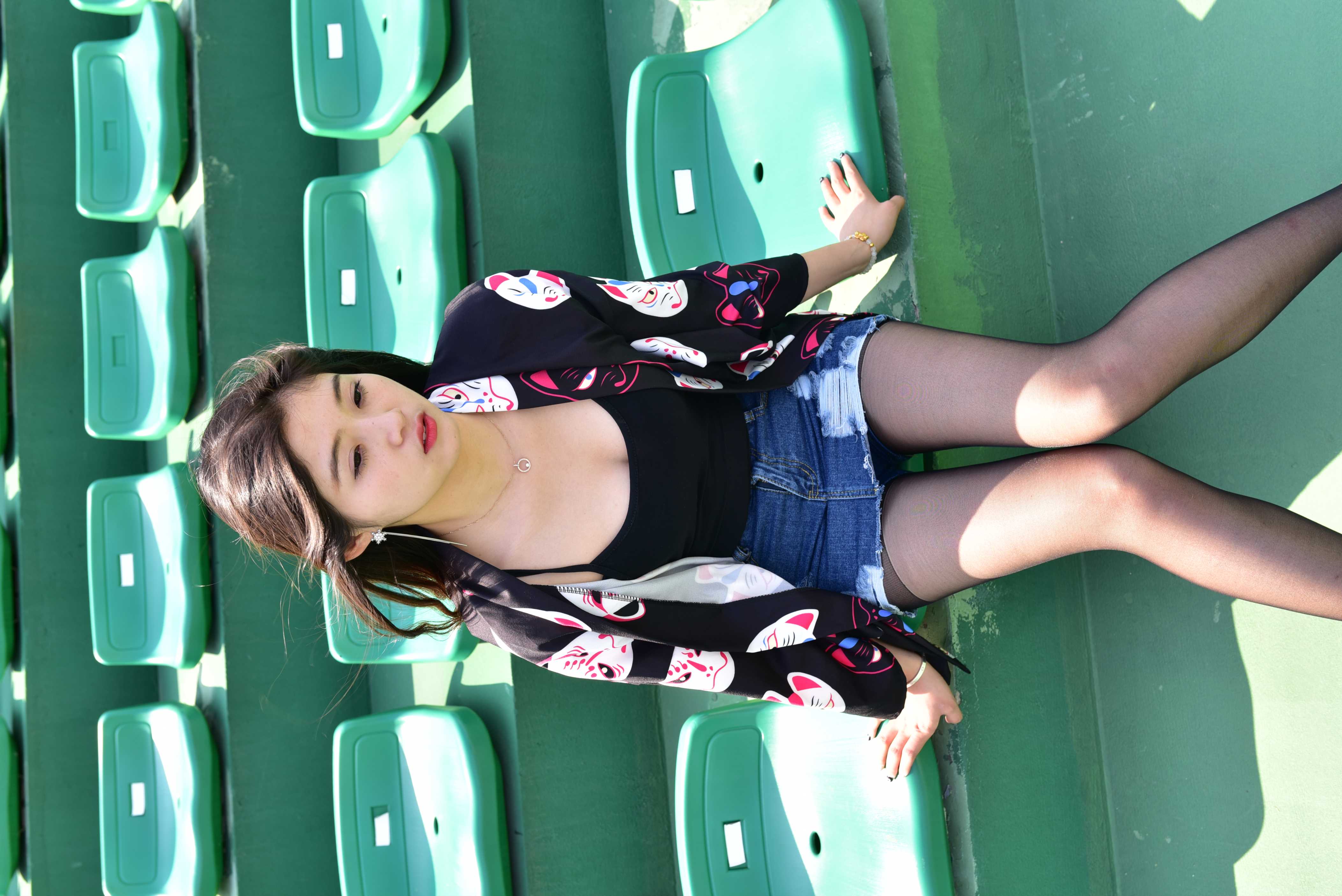 大生模拍 NO.248 操场牛仔裙黑丝[25P／337MB]