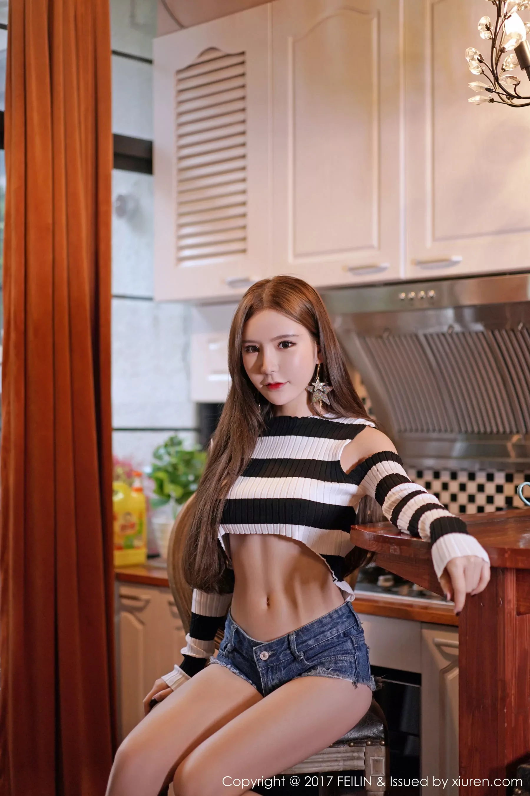 周于希dummy《牛仔短裤情趣毛衣，高跟鞋配银色吊带》 嗲囡囡 Vol.113