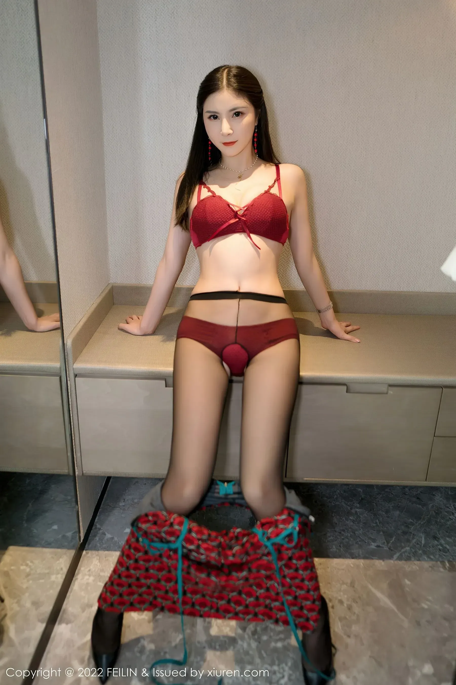 嗲囡囡 VOL.430 小蛮妖Yummy 吊带长裙黑丝美腿