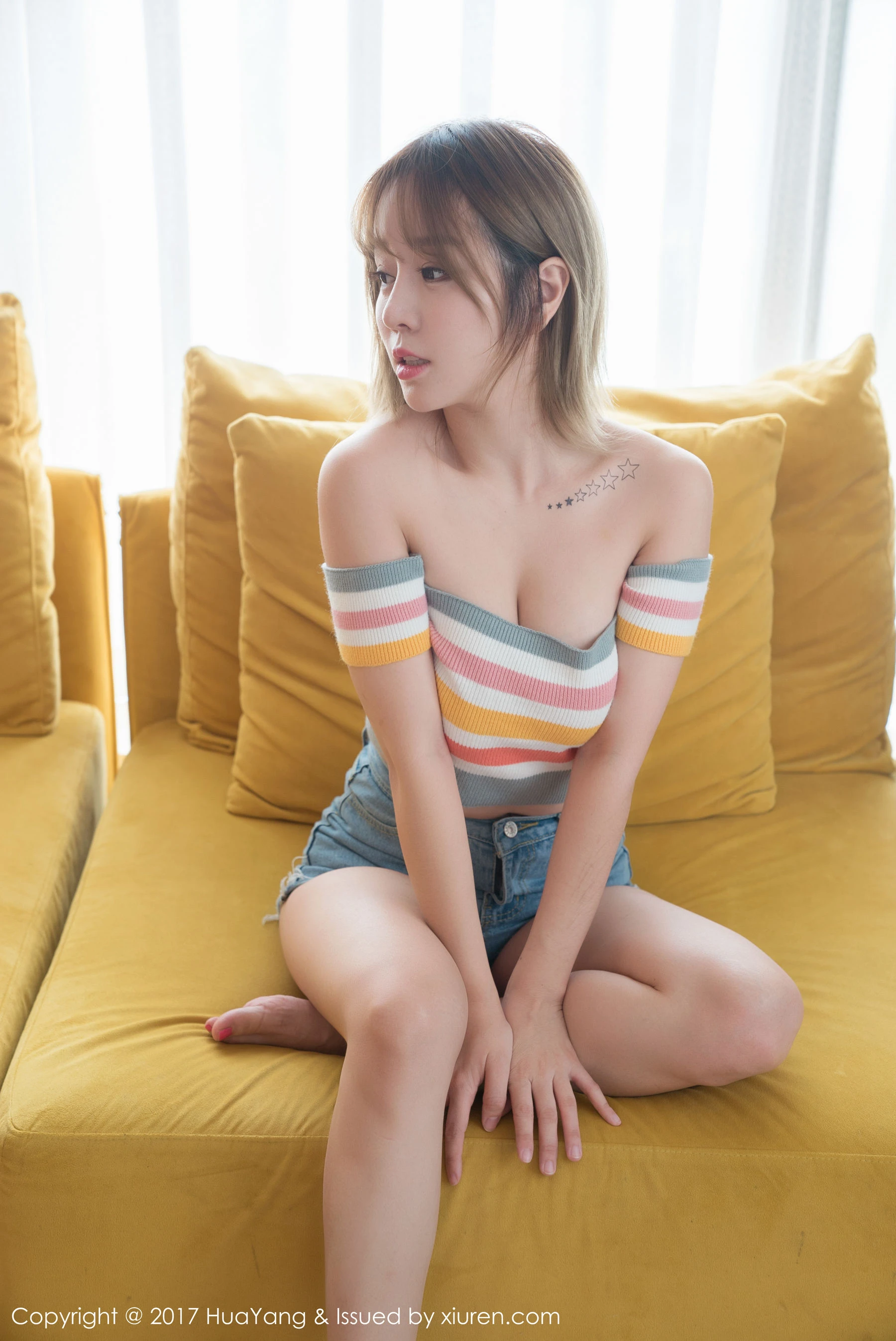 王雨纯《牛仔短裤、蕾丝内衣和护士装》 花漾 VOL.002