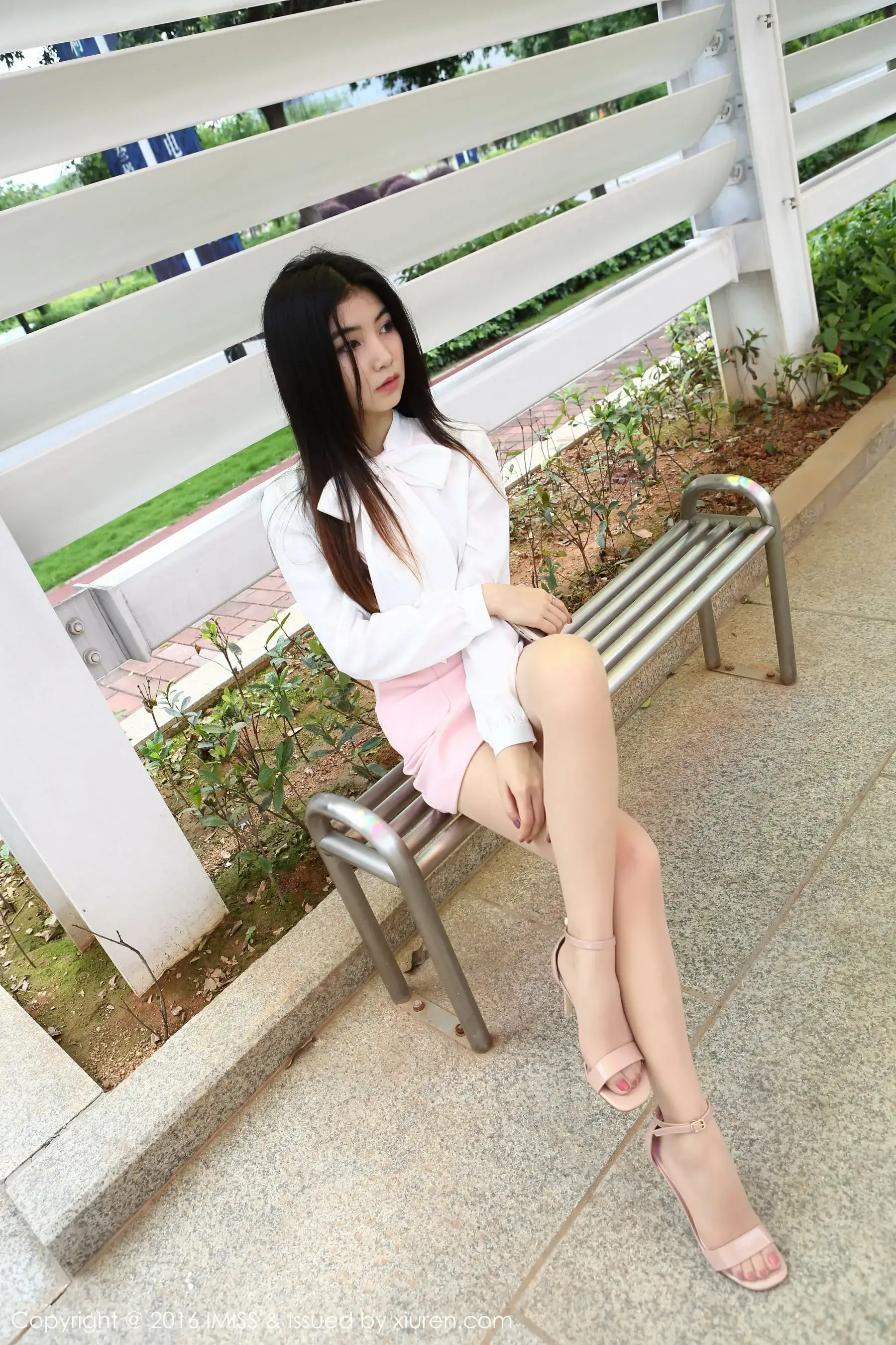 Winki丝姬《街拍丝袜美腿+车内丝袜诱惑》 爱蜜社IMiss Vol.094