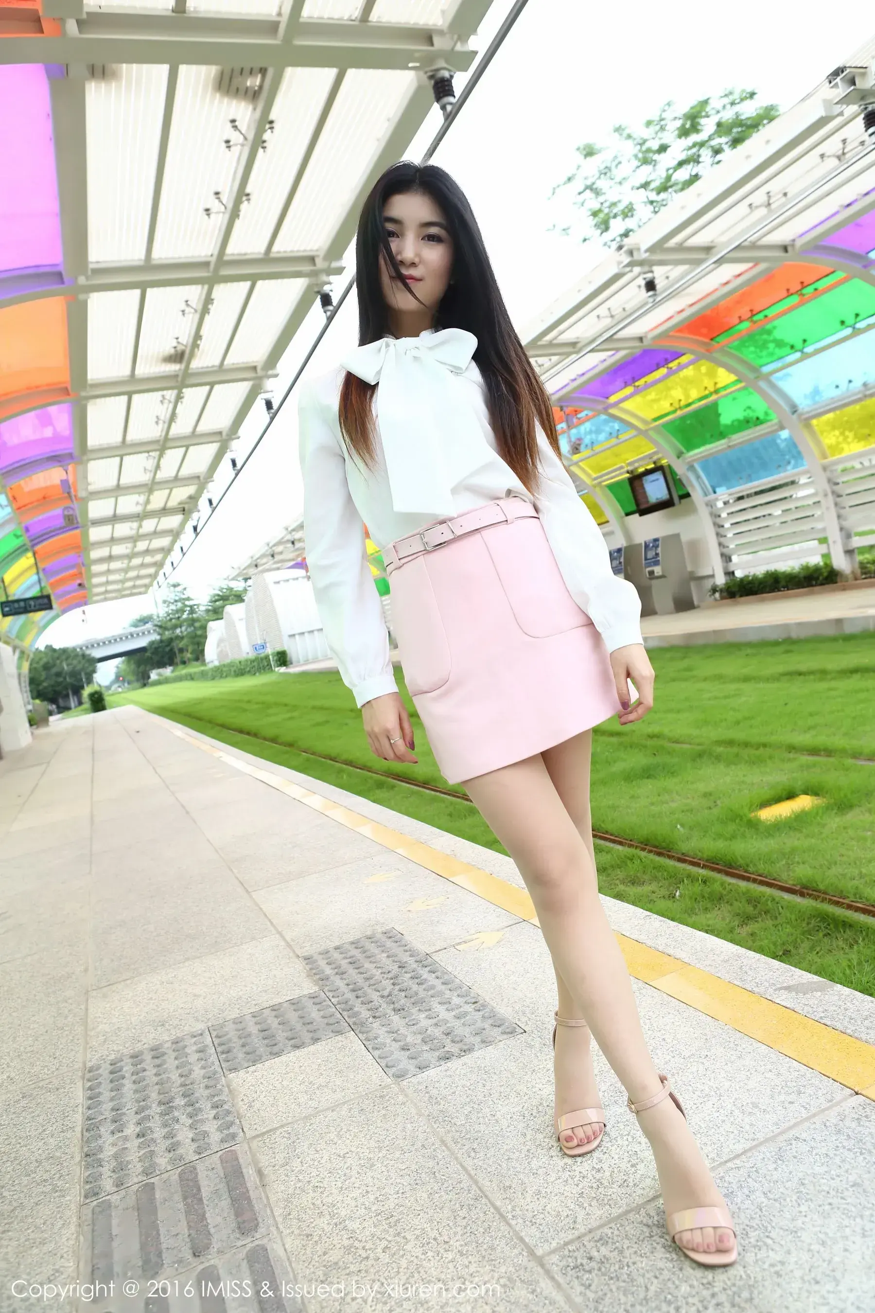 Winki丝姬《街拍丝袜美腿+车内丝袜诱惑》 爱蜜社IMiss Vol.094