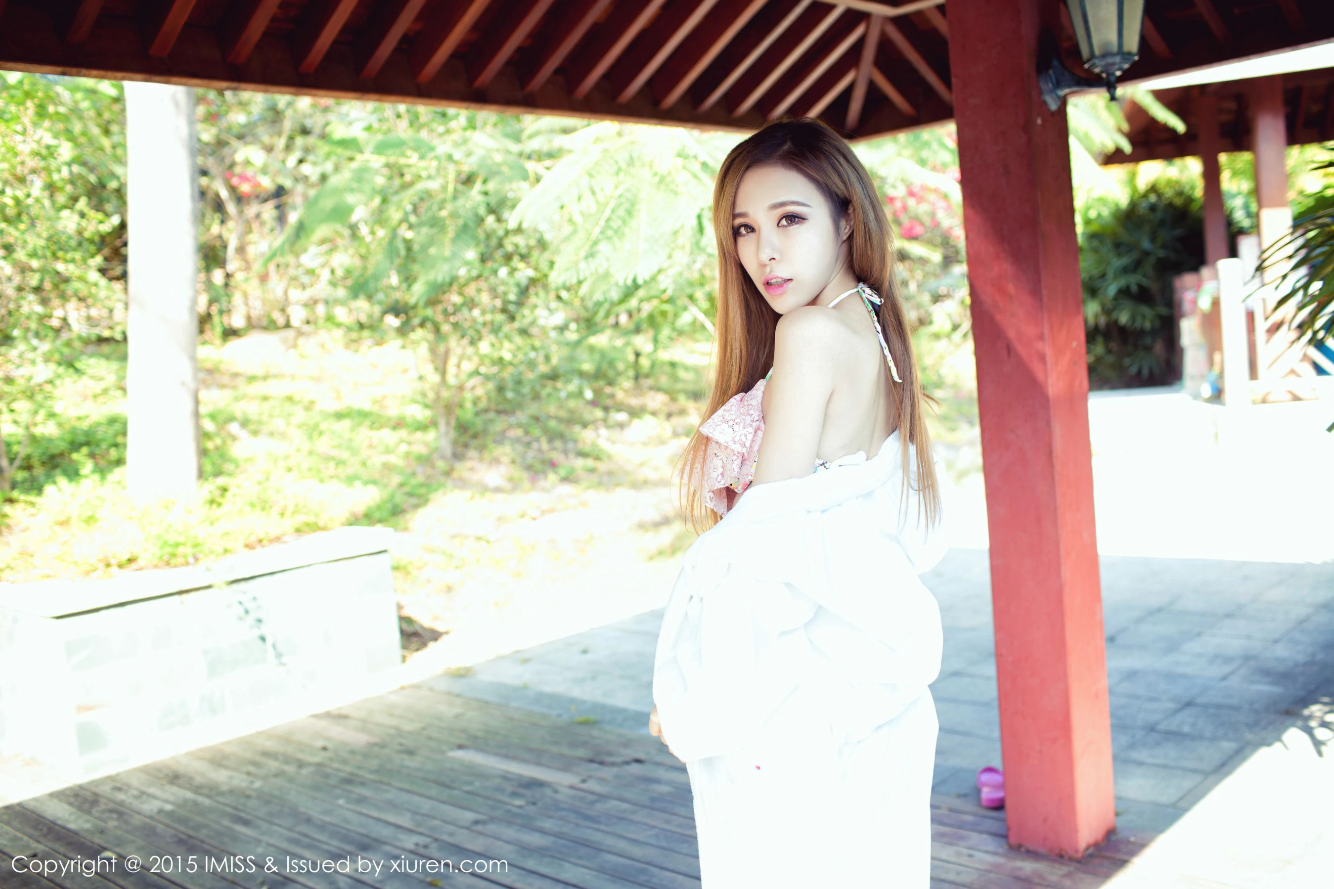 重庆美女游潇潇《旅拍套图》 爱蜜社IMiss Vol.047