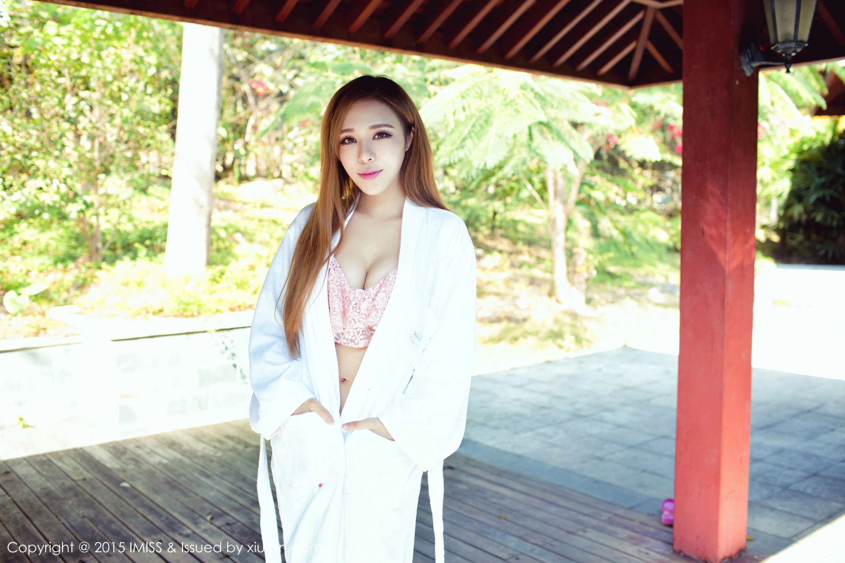 重庆美女游潇潇《旅拍套图》 爱蜜社IMiss Vol.047