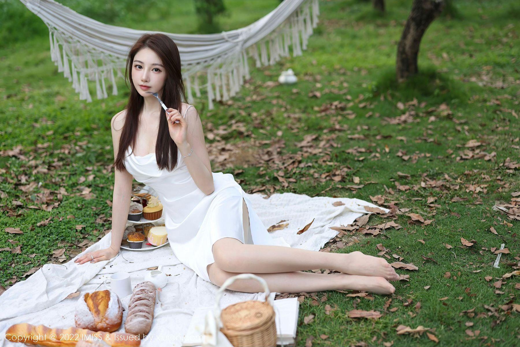 爱蜜社 VOL.682 Lynn刘奕宁 户外美腿