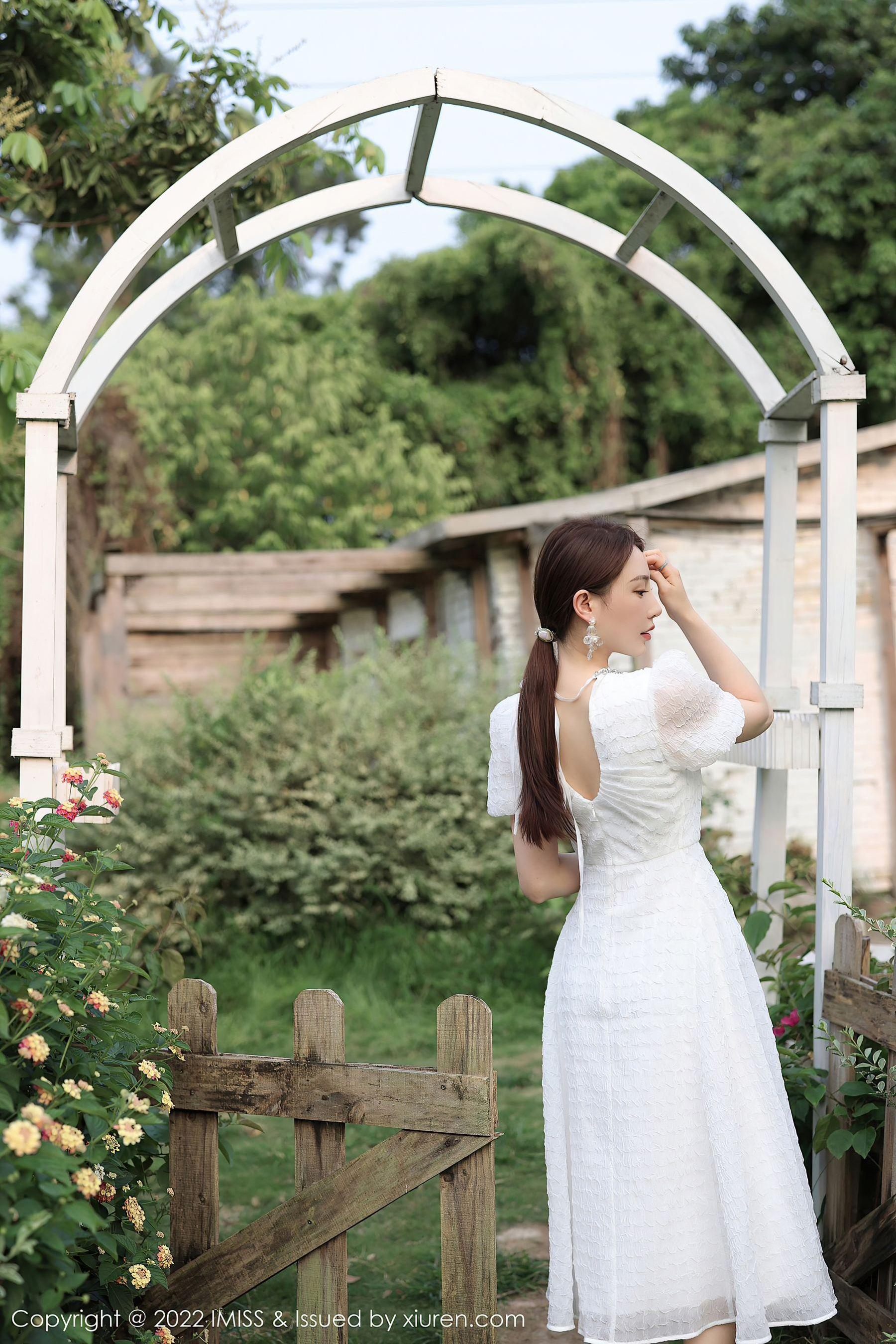 爱蜜社 VOL.682 Lynn刘奕宁 户外美腿