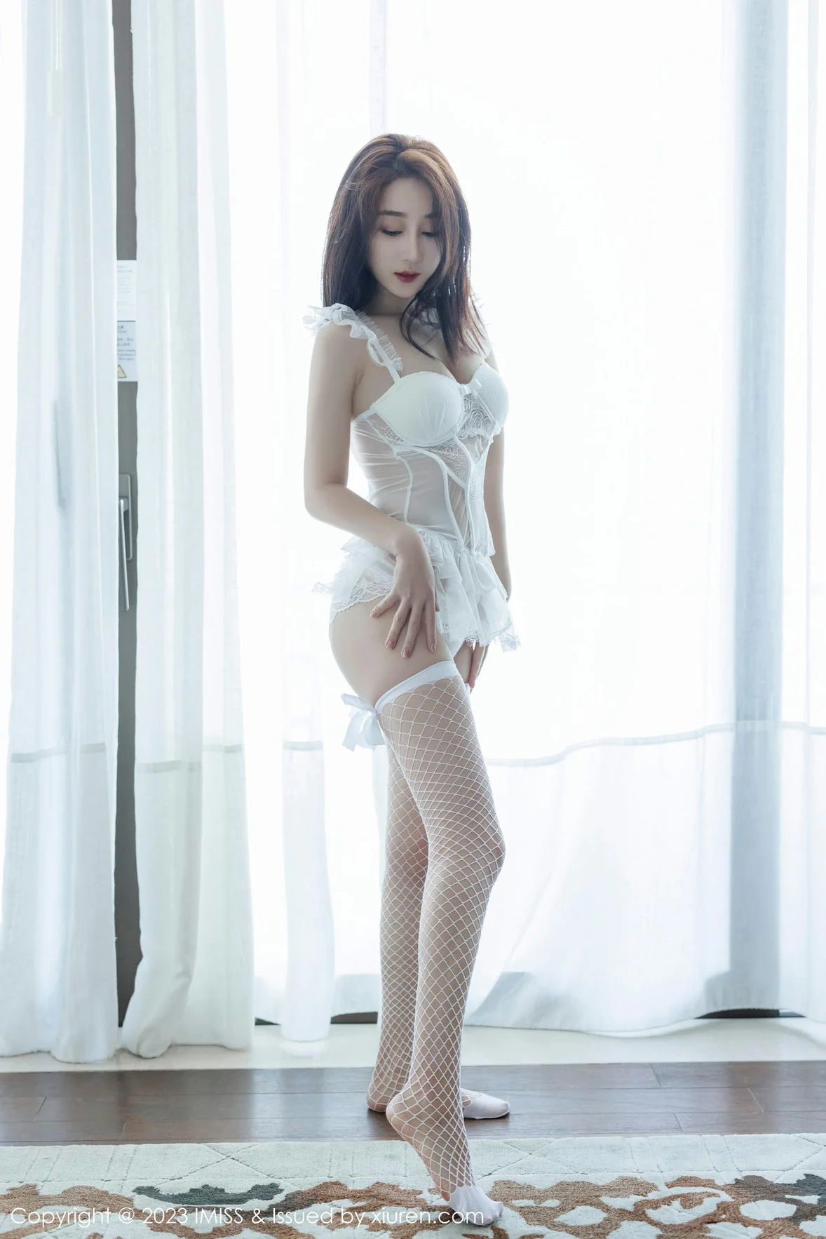 爱蜜社 Vol.733 九月生__ 白色蕾丝短裙性感写真 [41P]