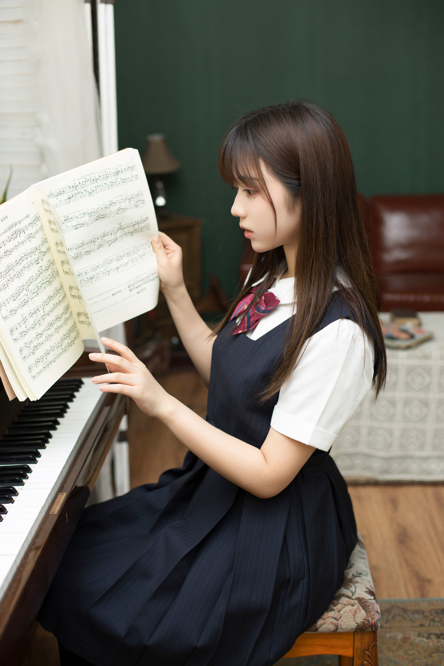 [萝莉COS] 微博福利姬镜酱 – 不知梦 制服 [38P]