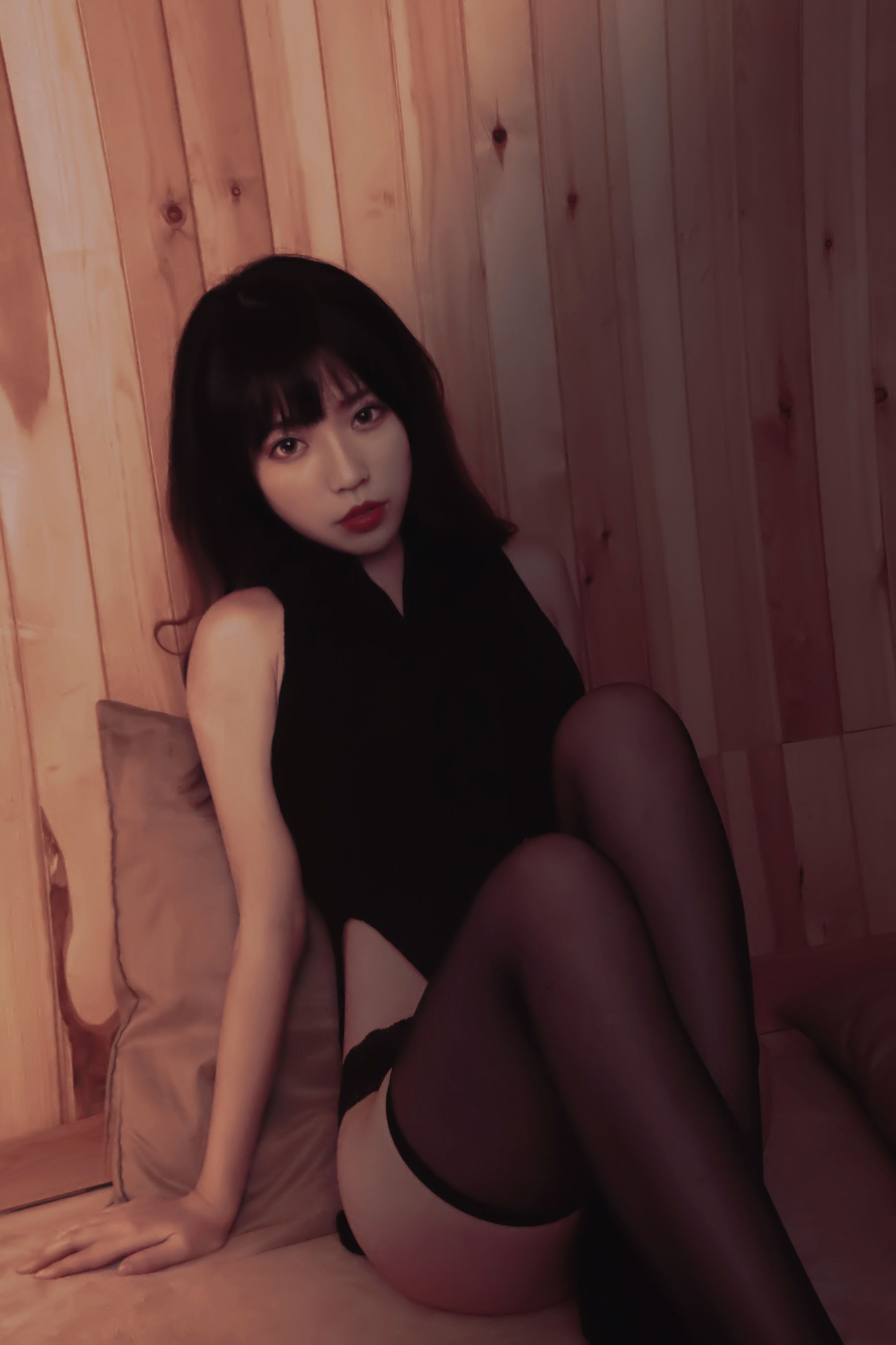 萌妹白易子教主 – 高叉毛衣 [26P]