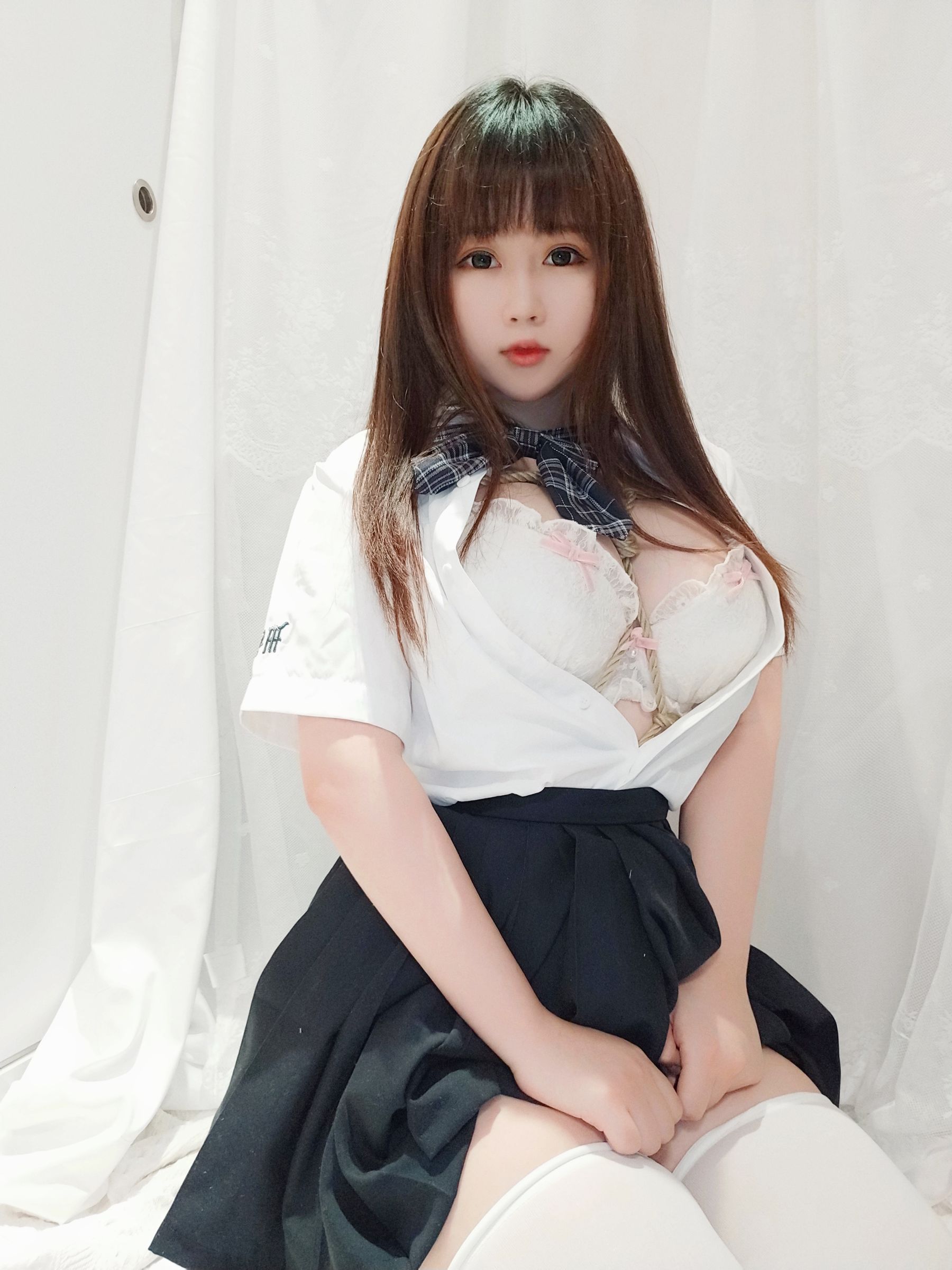 [Cosplay写真] 蜜桃少女是依酱呀 – 裙底的秘密 [30P]