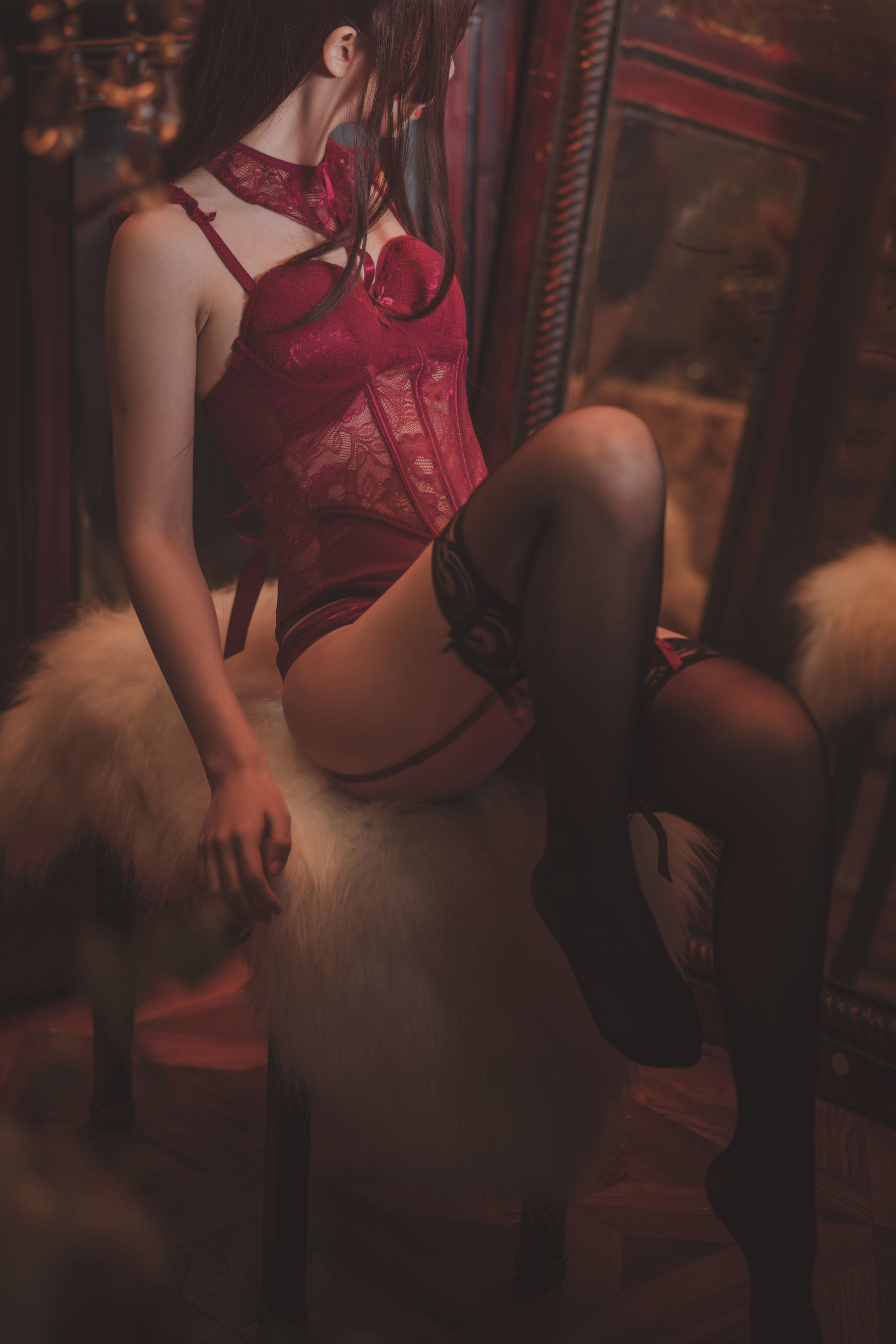 [萝莉COS] 面饼仙儿 – 脑内少女 红色束衣 [22P]