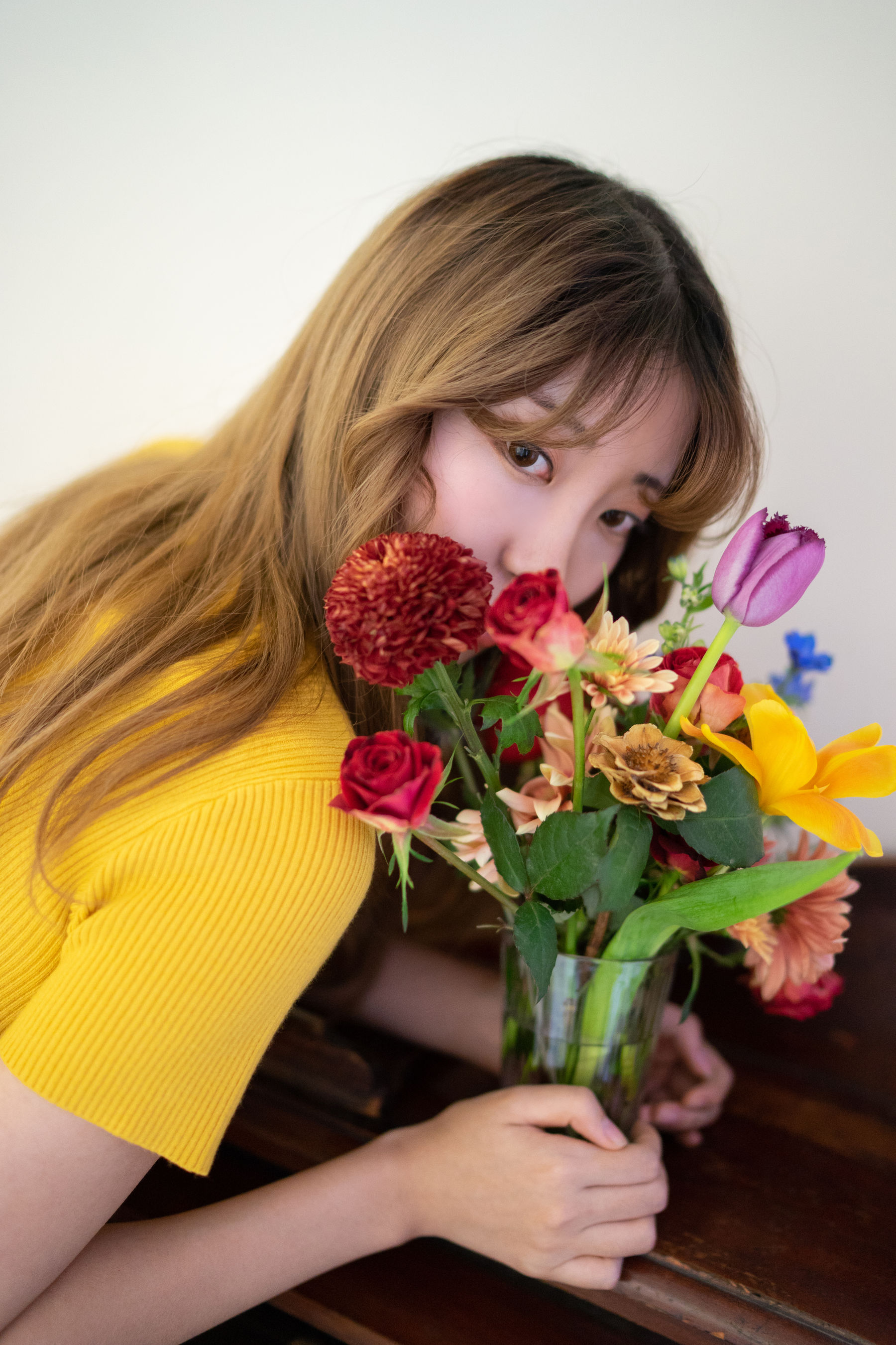 人气Coser黑川 年上彼女 黄毛衣 [19P]