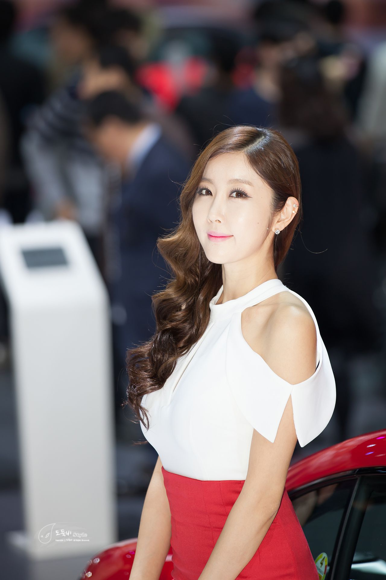 韩国车模崔星雅@崔星儿《车展红色套裙系列》图片合辑 [33P]