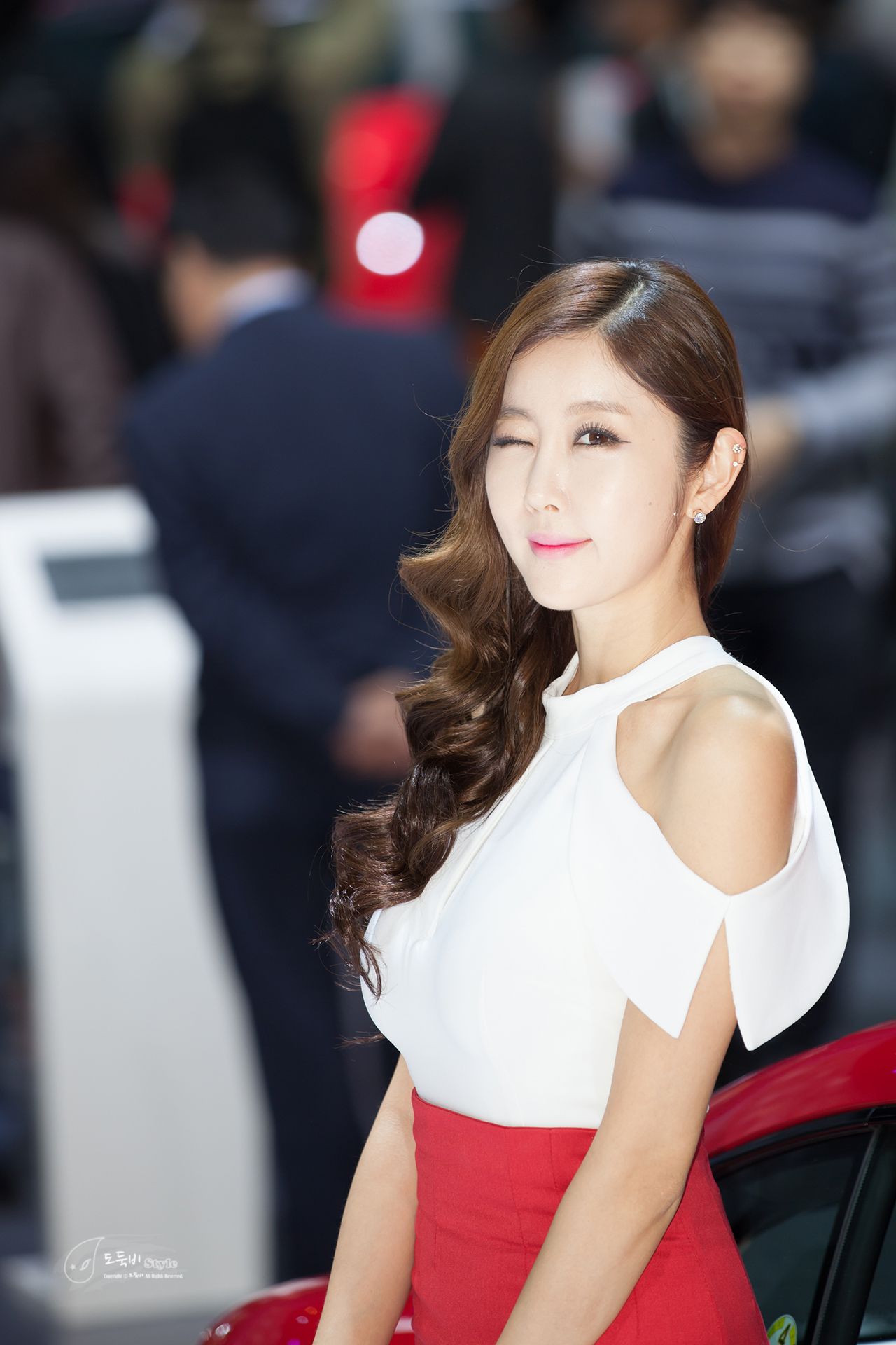 韩国车模崔星雅@崔星儿《车展红色套裙系列》图片合辑 [33P]