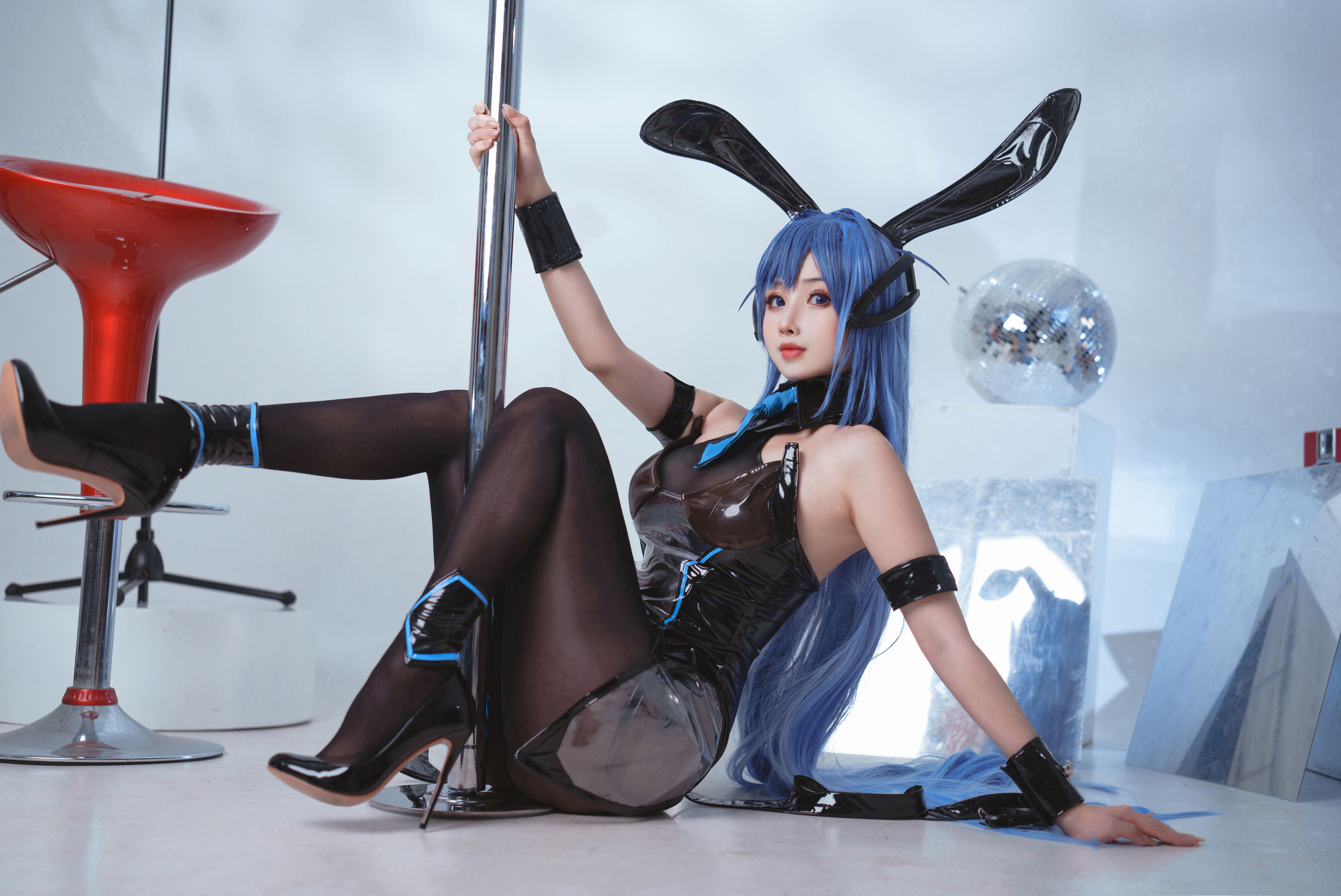 COS福利rioko凉凉子 – 花园兔女郎 [42P]