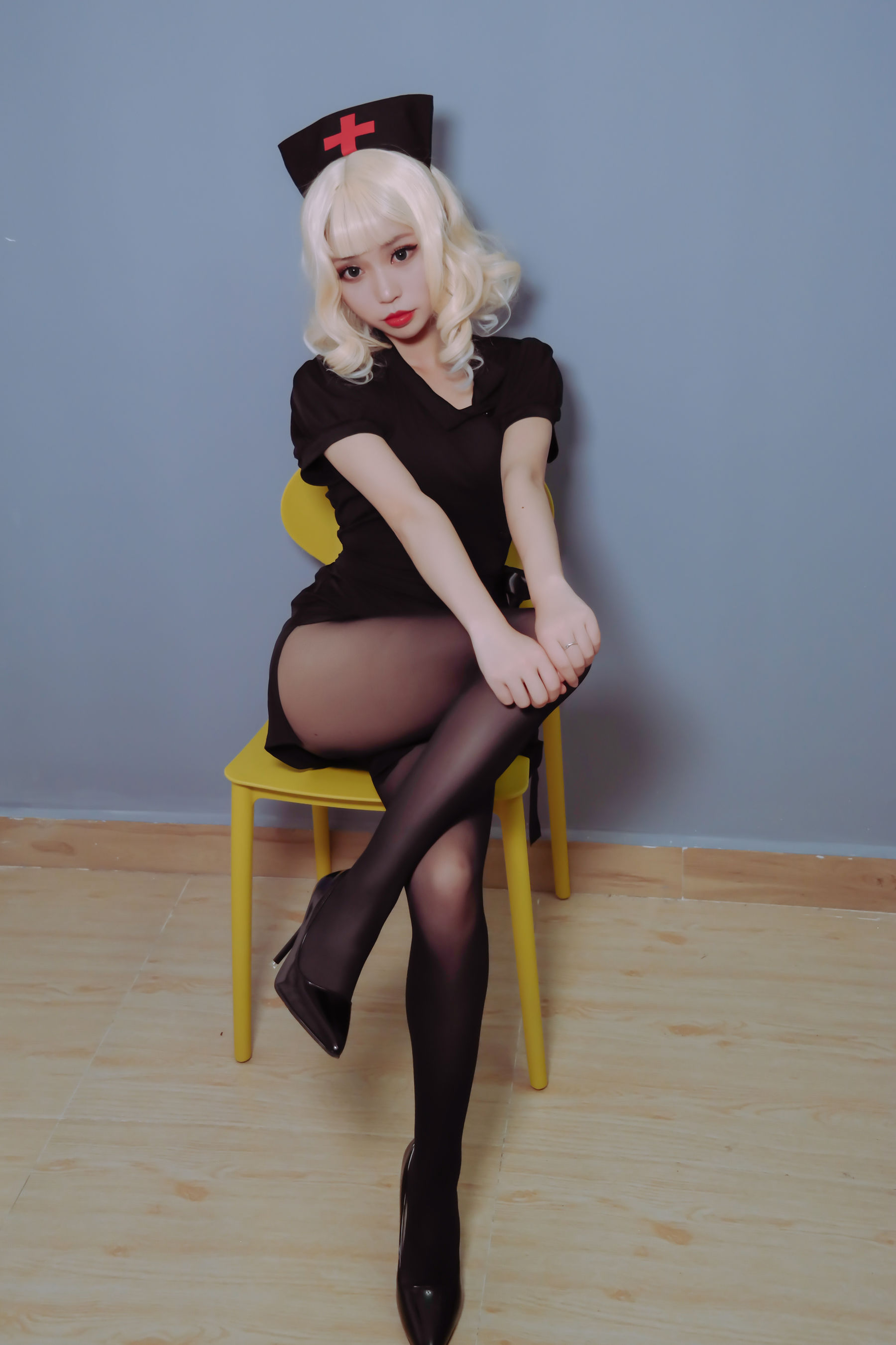 萌妹白易子教主 – 黑化护士 [24P]