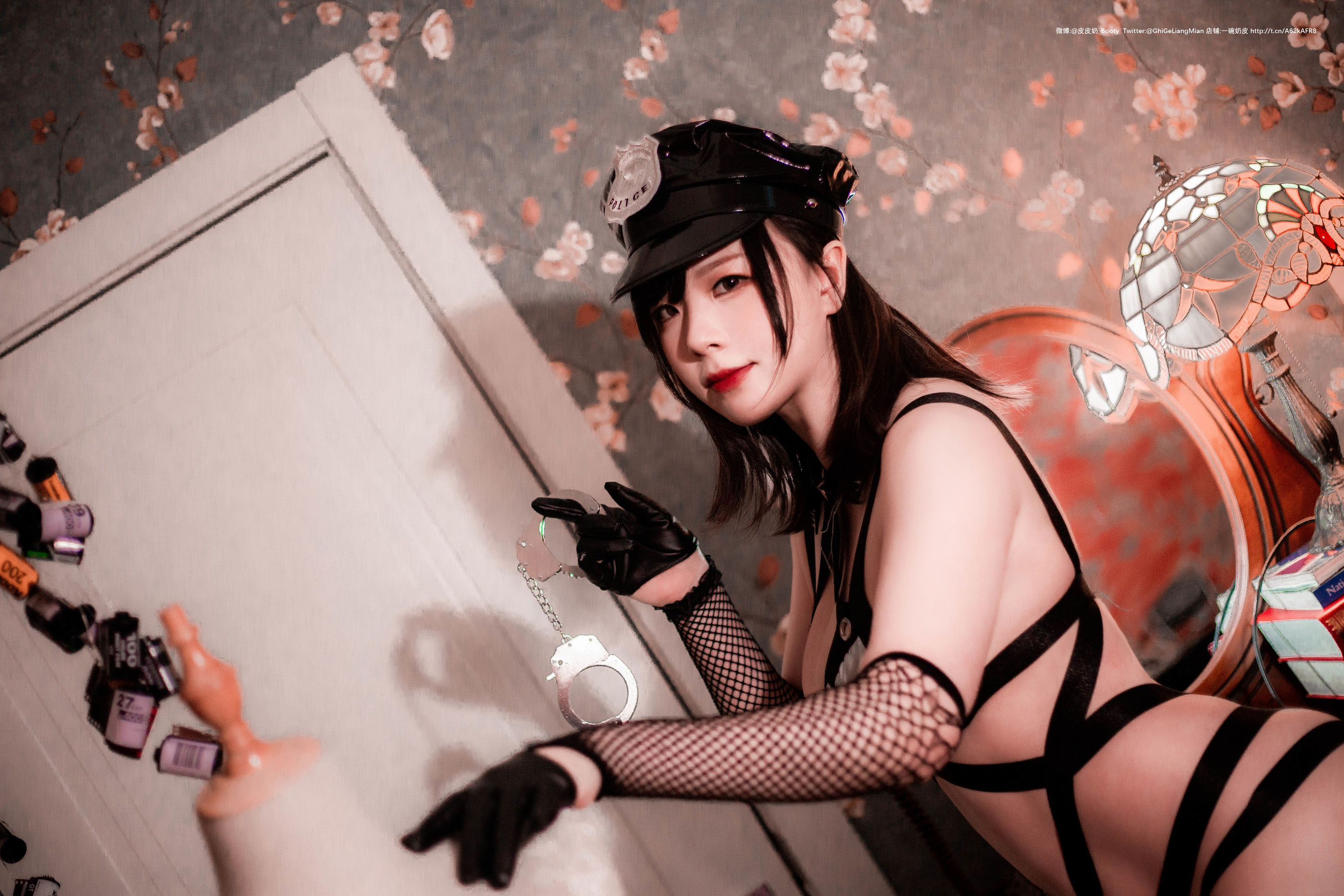 皮皮奶可可爱了啦 – 银色女警 [33P]