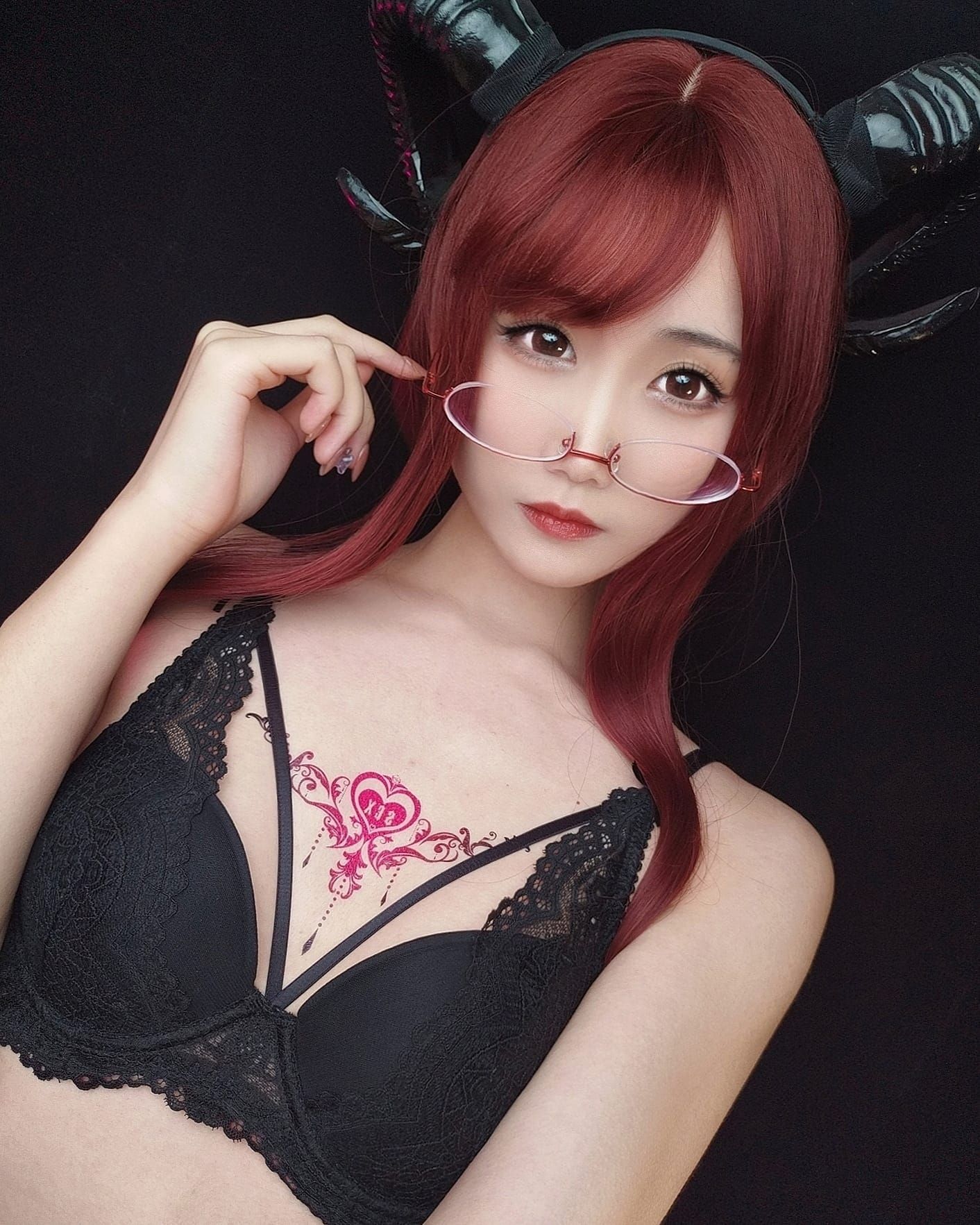 动漫博主曉美媽 – (圣诞自拍)雪夜魅魔 [16P]