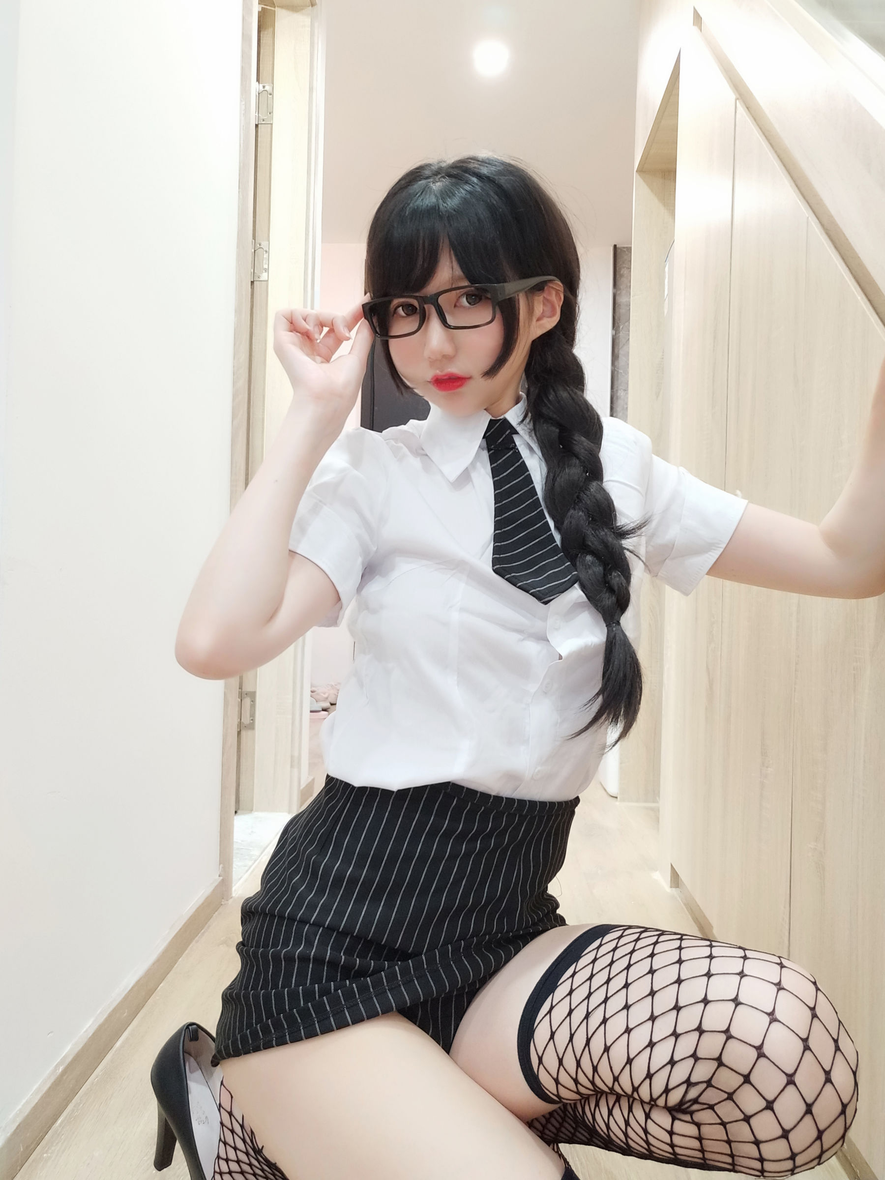 NAGISA魔物喵[fantia] – 黑丝网袜ol~~~ [21P]