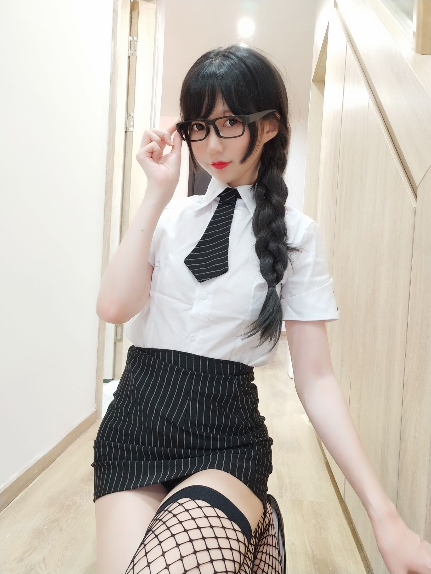 NAGISA魔物喵[fantia] – 黑丝网袜ol~~~ [21P]