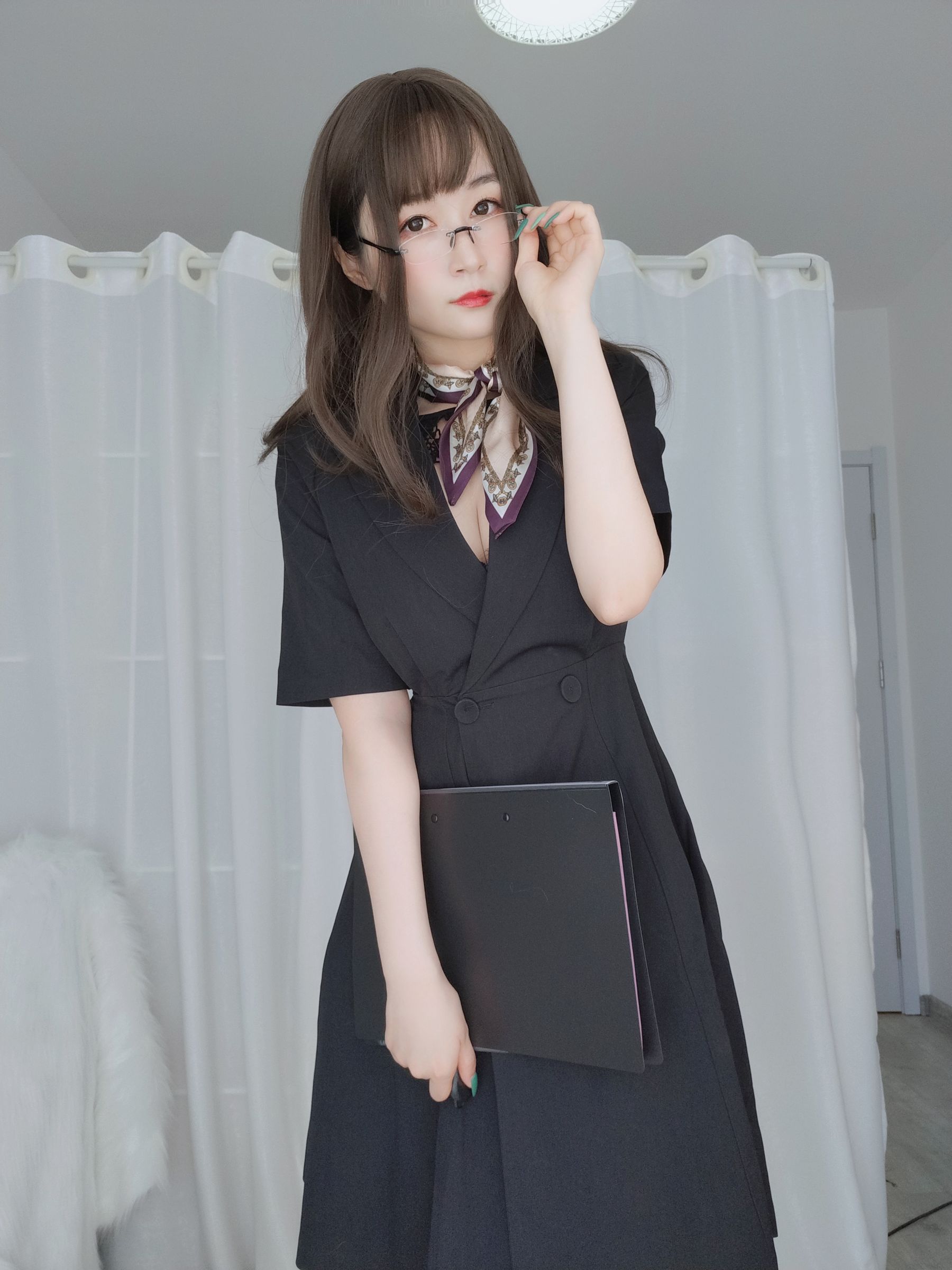 Coser小姐姐白银 – OL下的内衣 [115P]