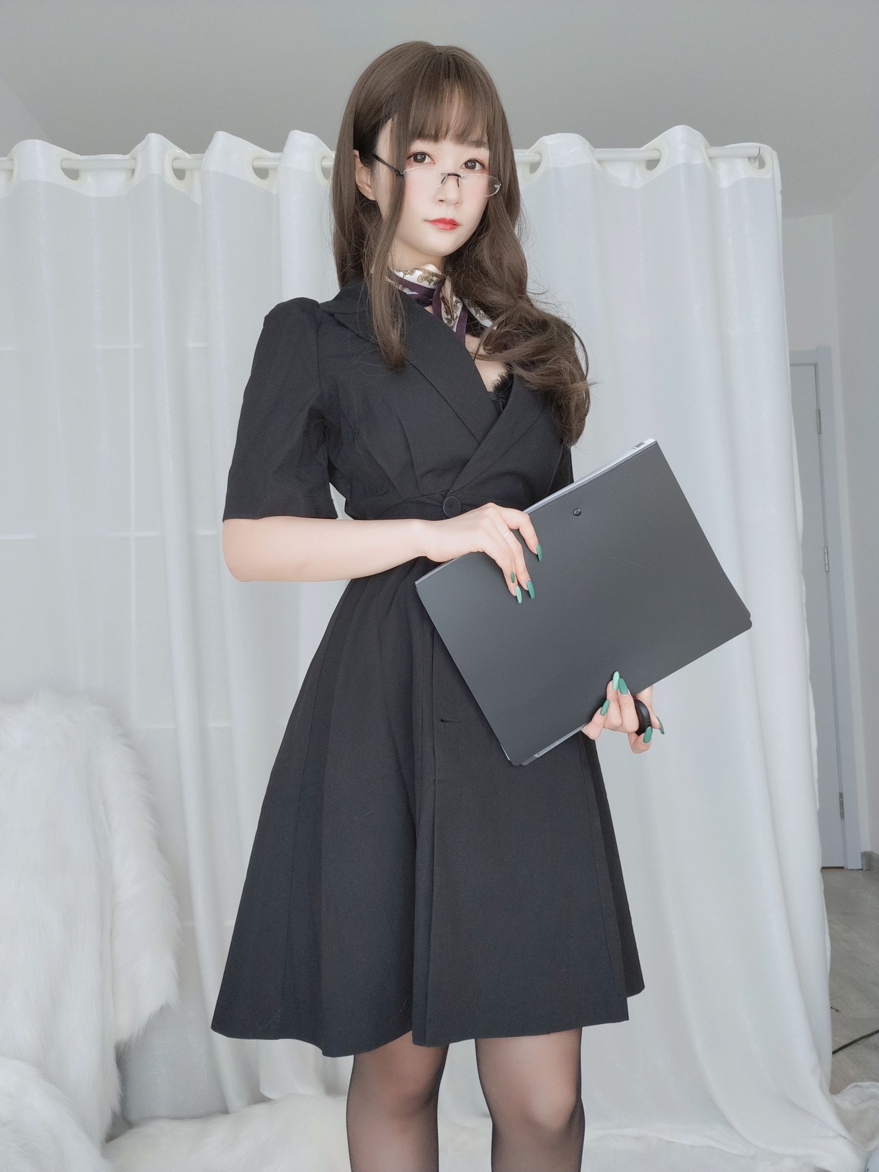 Coser小姐姐白银 – OL下的内衣 [115P]