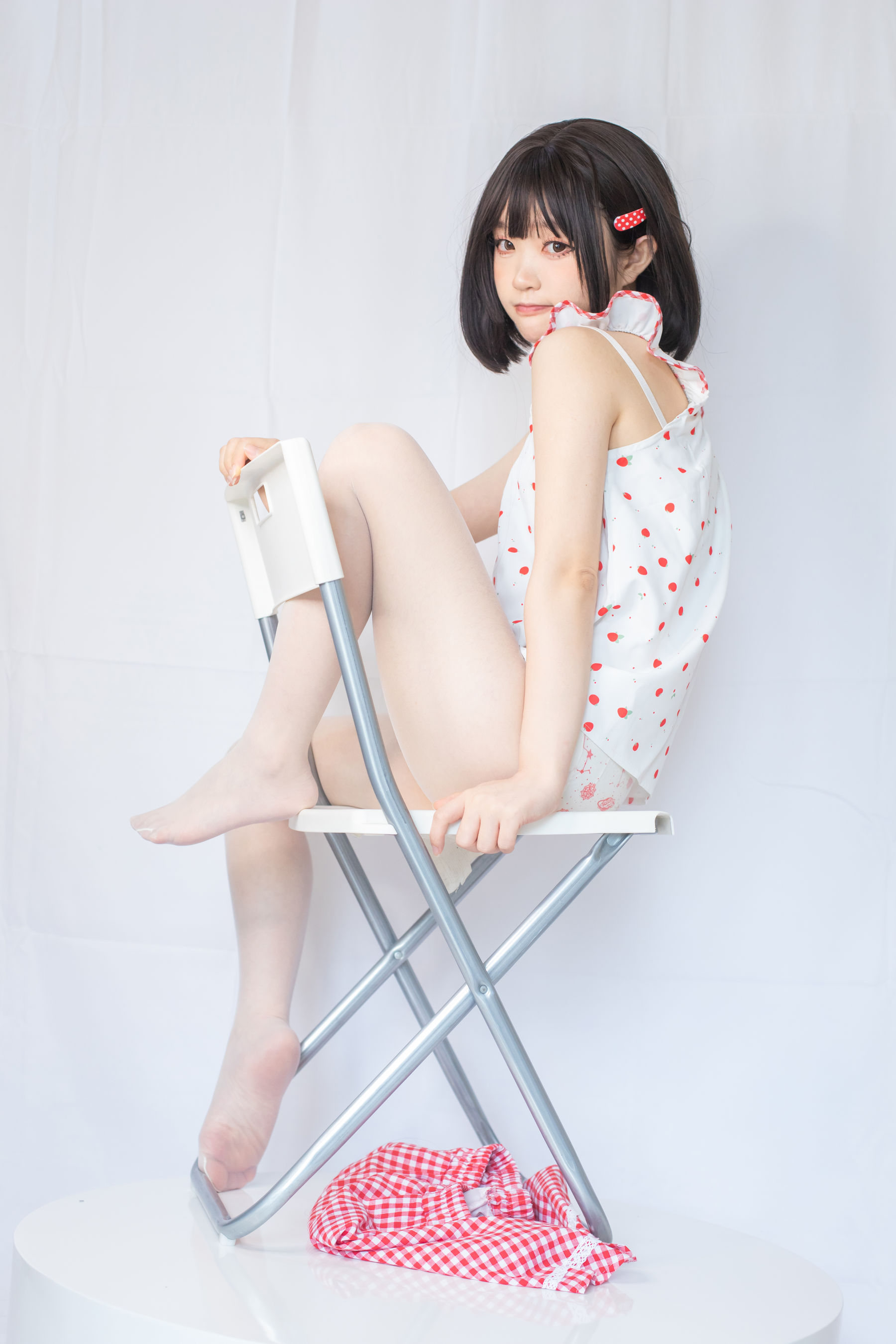 神沢永莉 – 粉色格子裙 [19P]