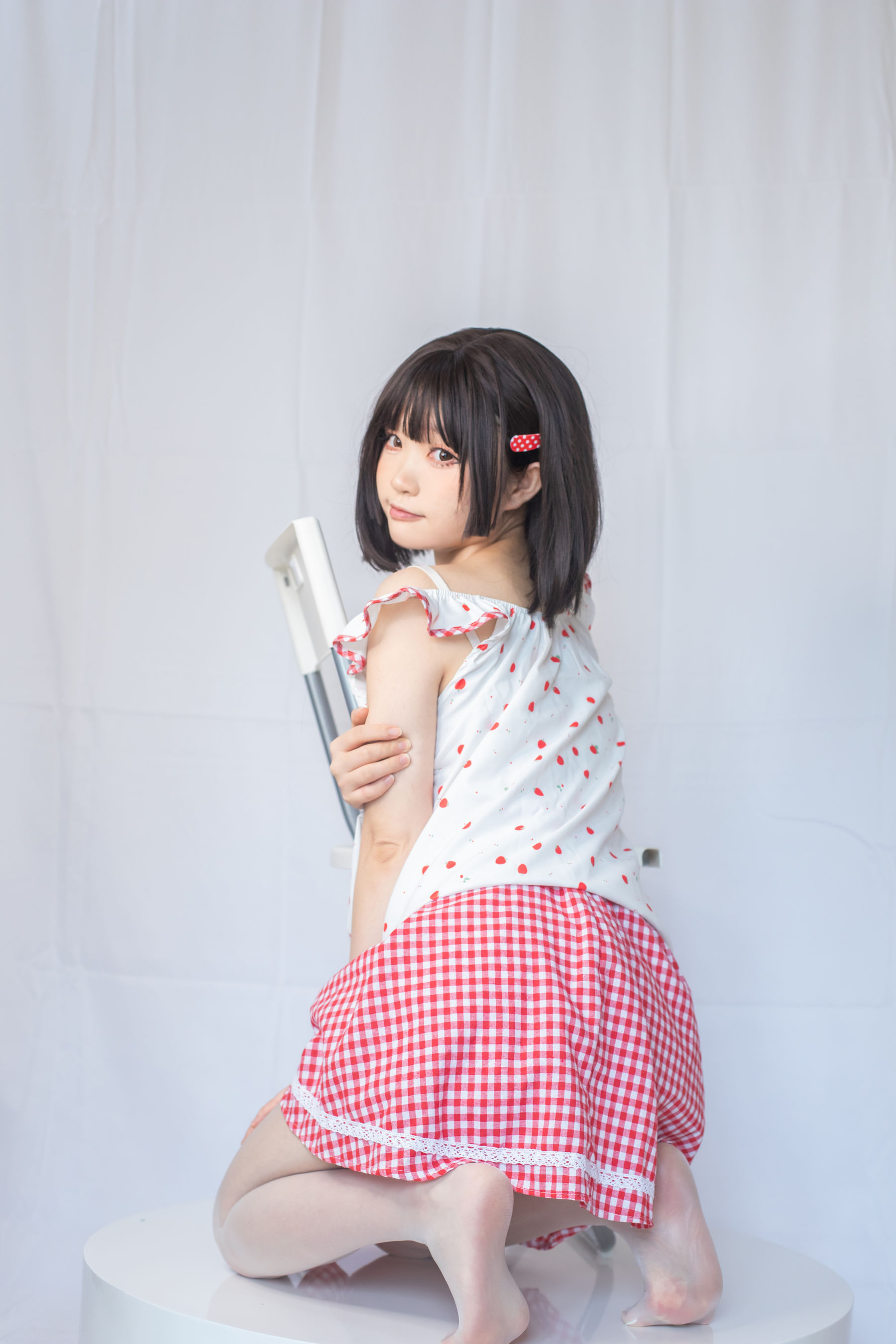 神沢永莉 – 粉色格子裙 [19P]