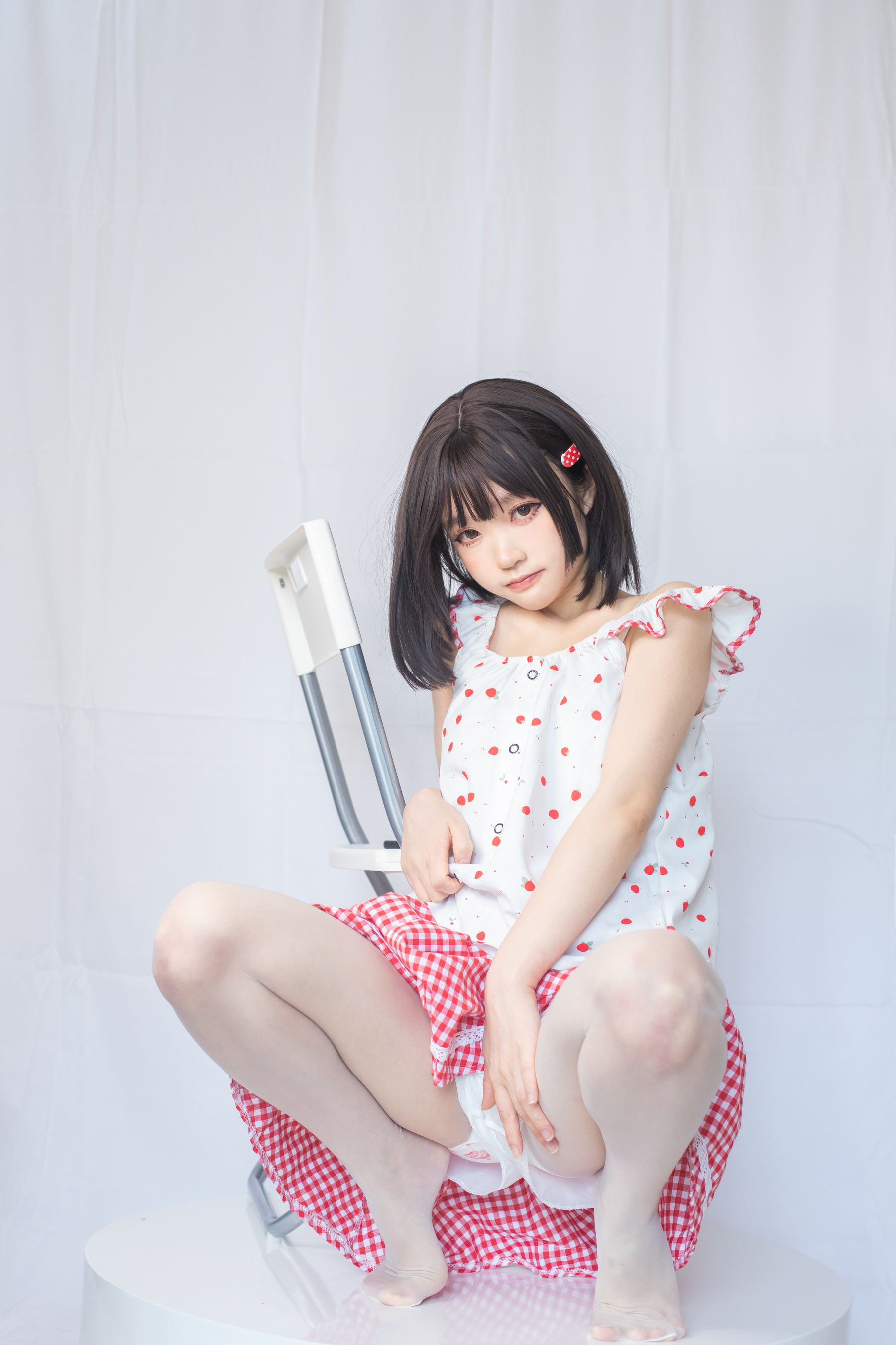 神沢永莉 – 粉色格子裙 [19P]