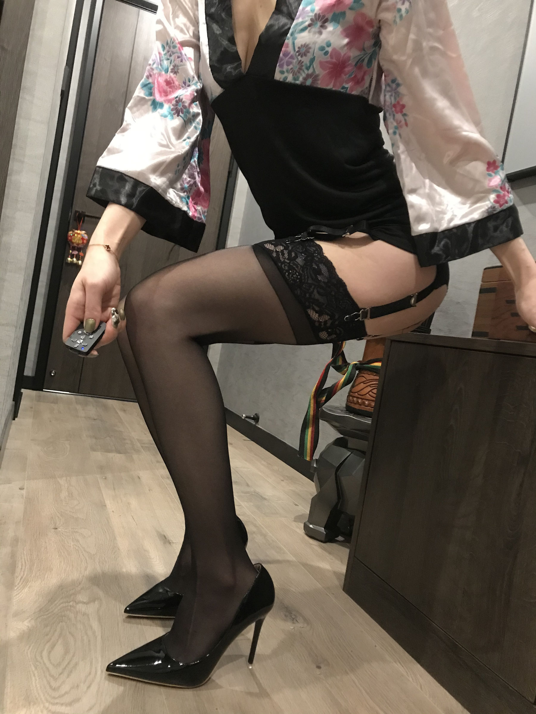 丝足博主麋鹿_Monroe 2020.03.15 睡袍黑丝 [32P]