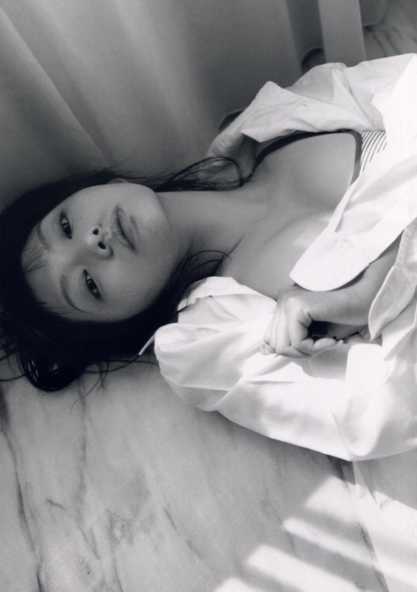 真锅薰 眞鍋かをり-《kawori》 写真集 [99P]