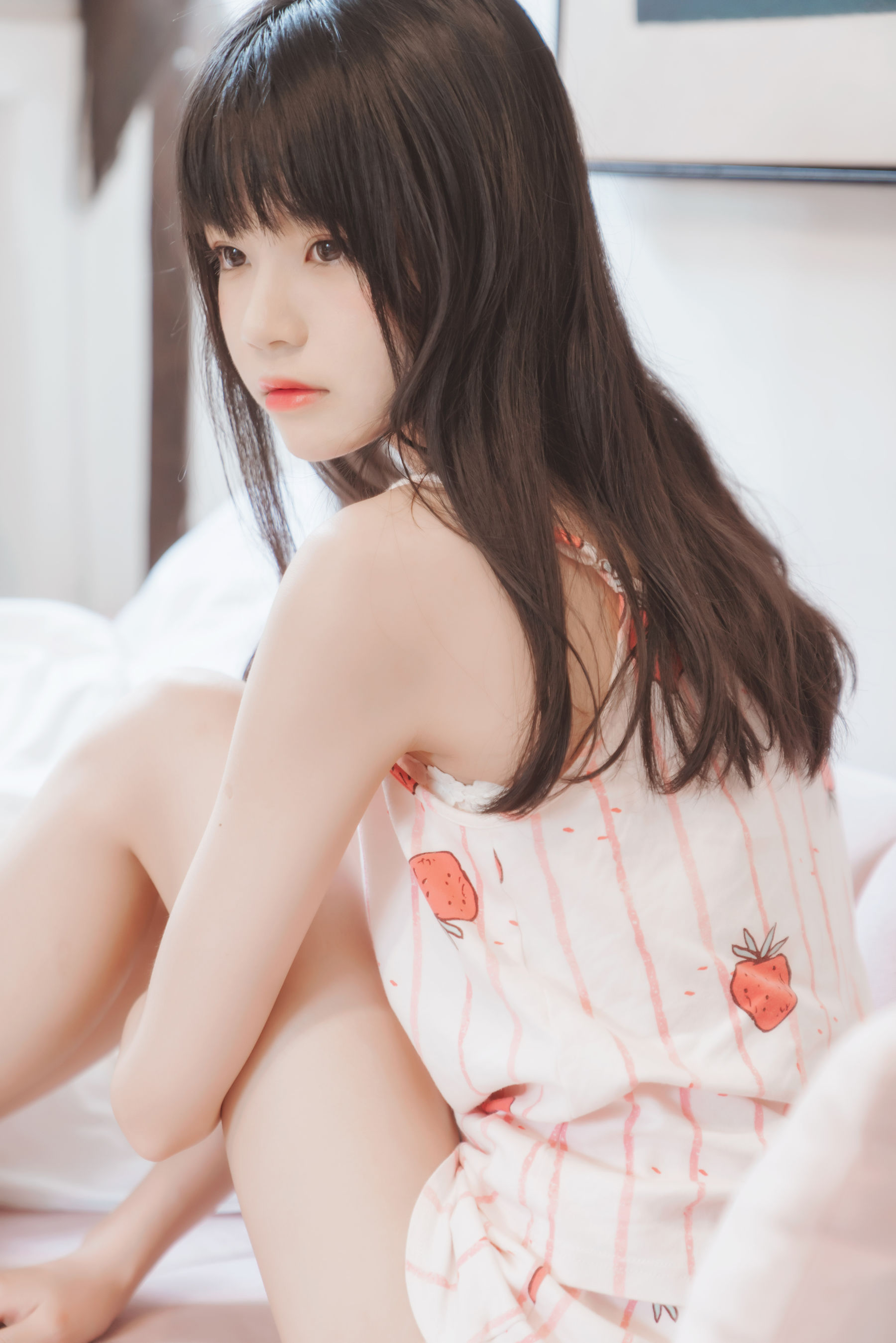 桜桃喵 – 甜甜之唇边小草莓 [13P]