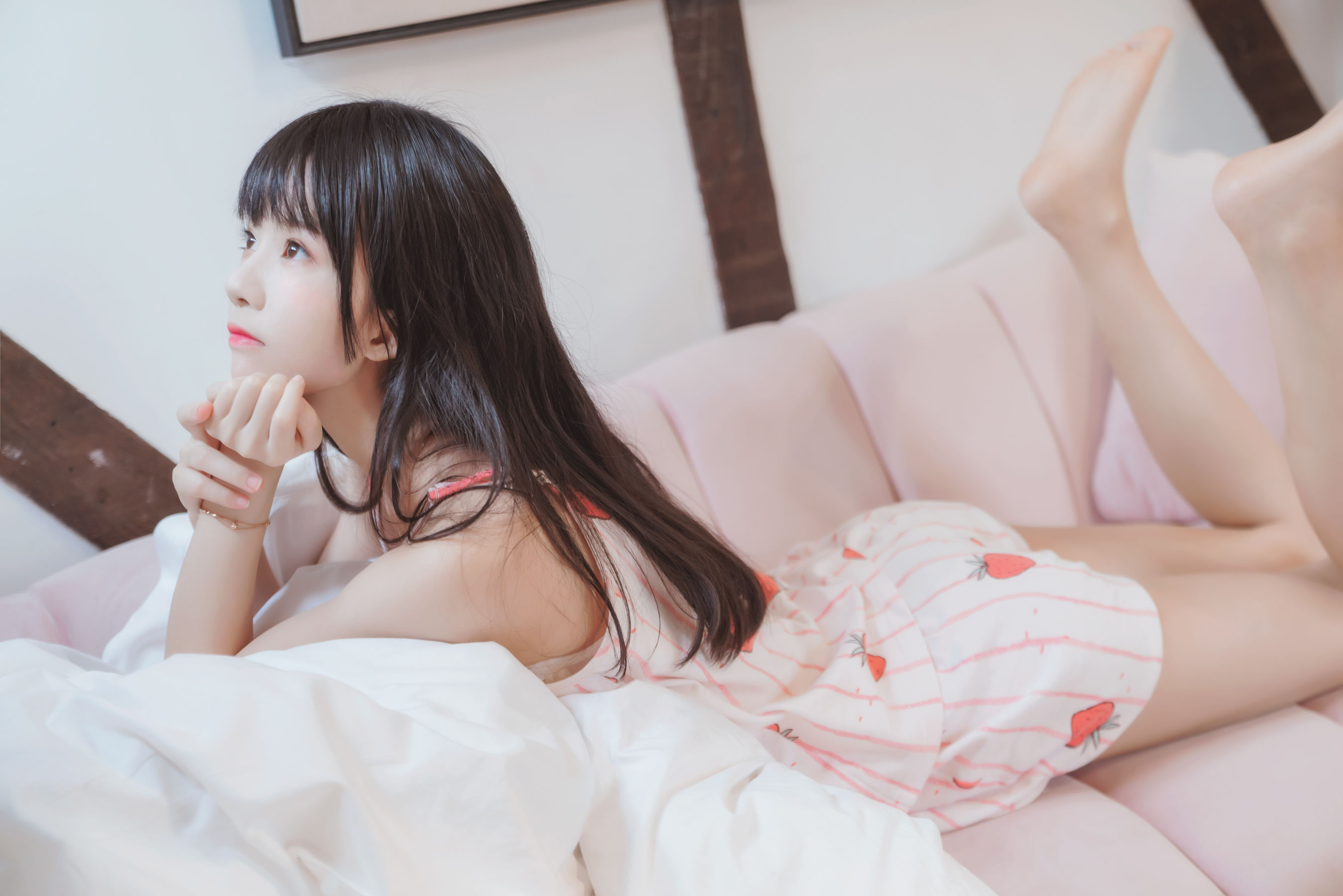 桜桃喵 – 甜甜之唇边小草莓 [13P]