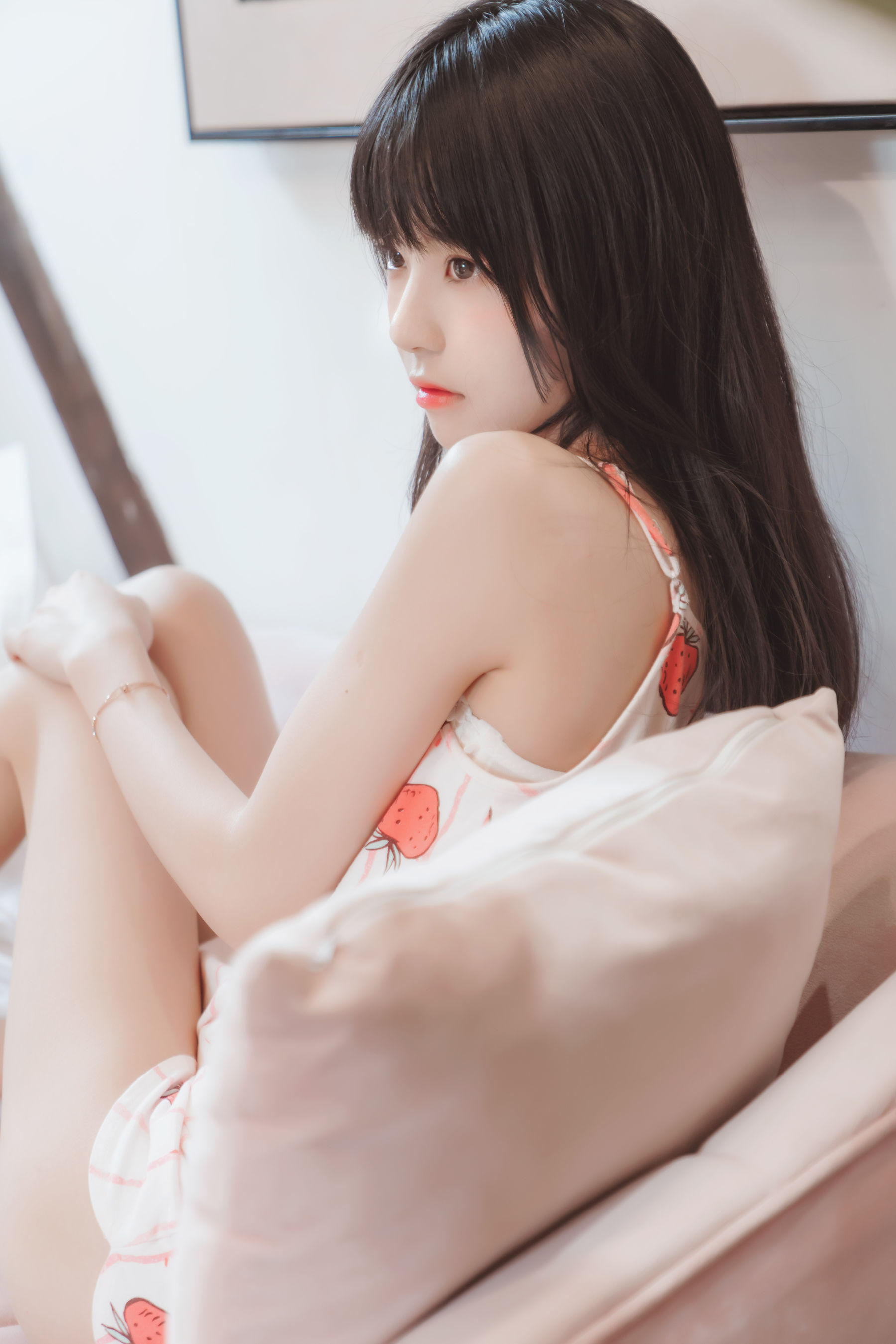 桜桃喵 – 甜甜之唇边小草莓 [13P]