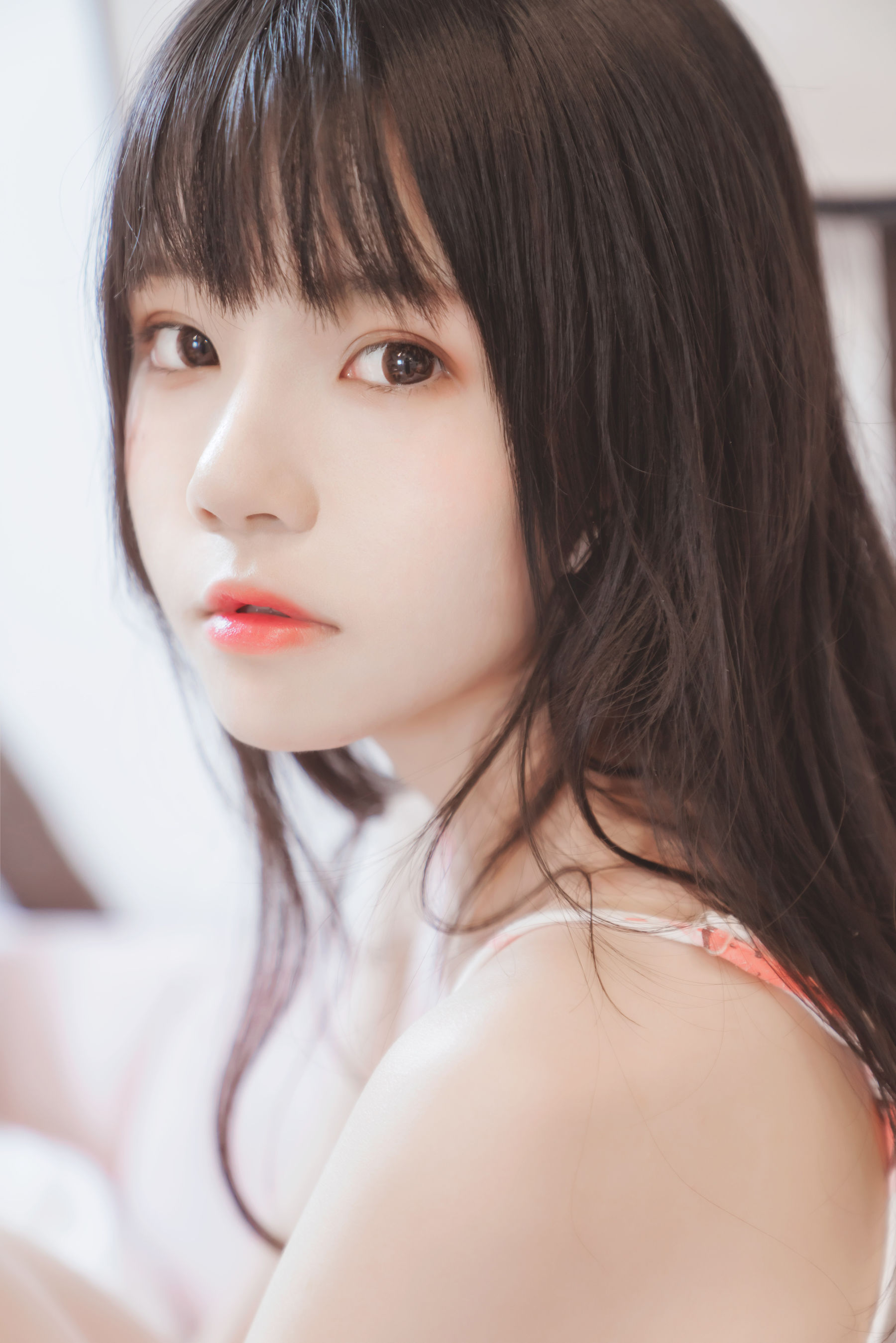 桜桃喵 – 甜甜之唇边小草莓 [13P]