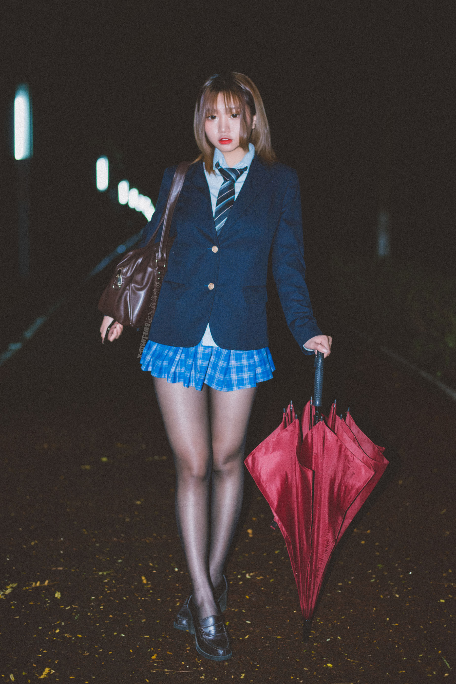 动漫博主柒柒要乖哦 – 深夜公园JK [36P]