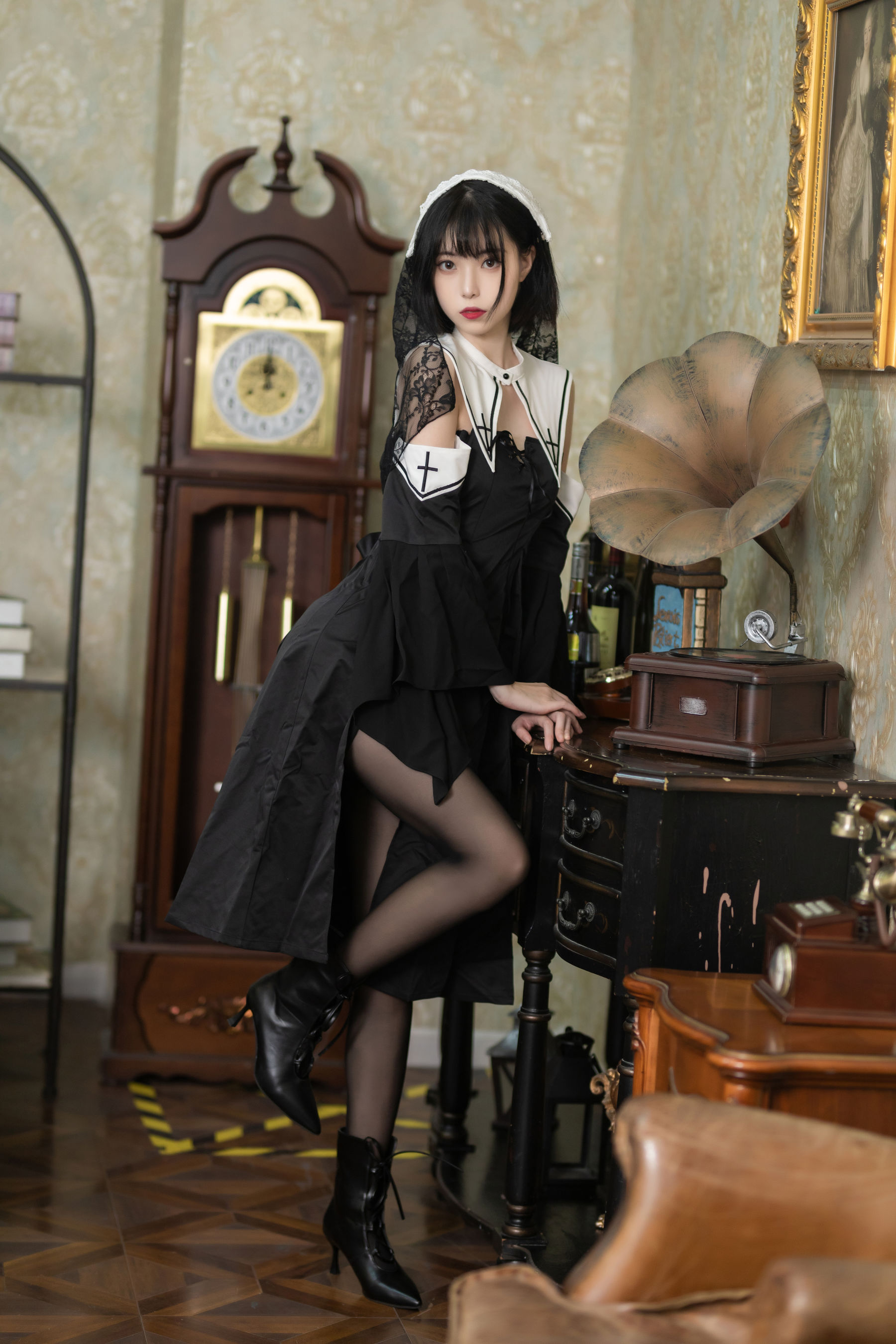 许岚(叁月life) – 暗黑修女 [40P]