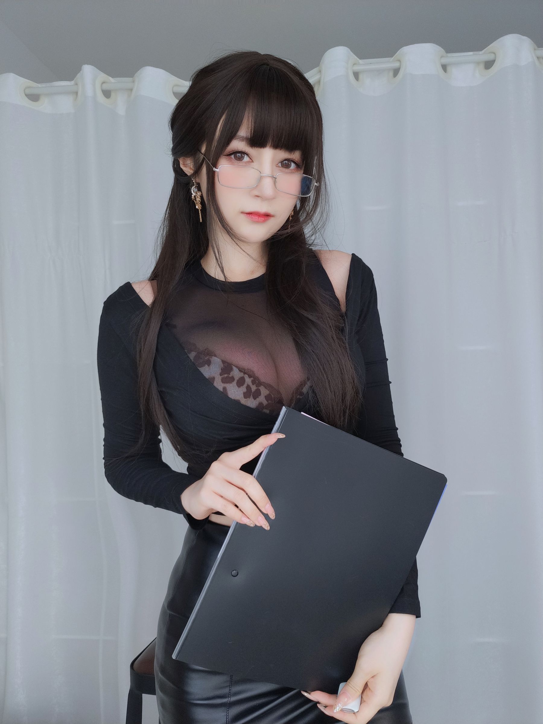 Coser小姐姐白银 – 黒糸女上司の秘密 [46P]