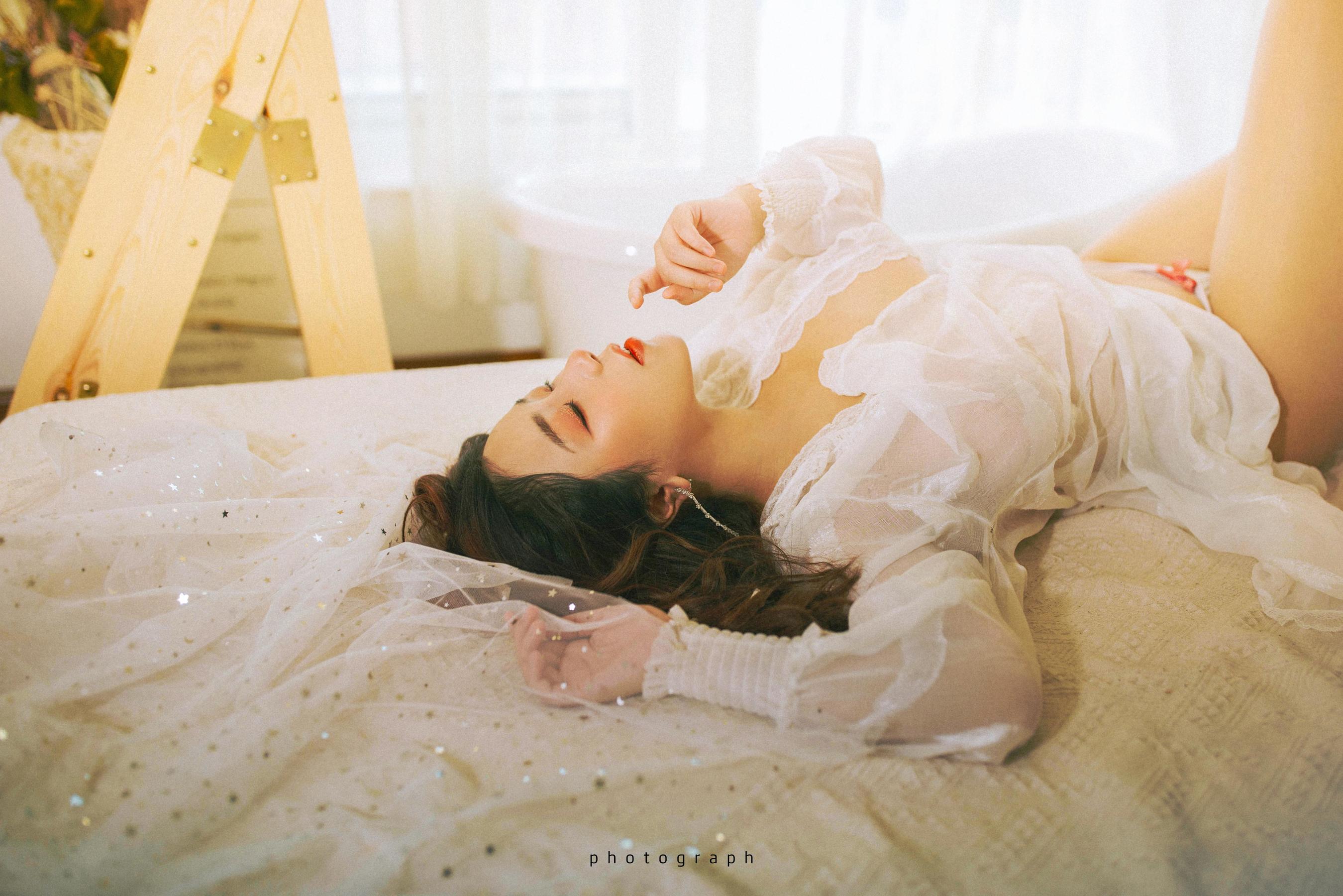 动漫博主穆零Mu0 – 白色 [11P]