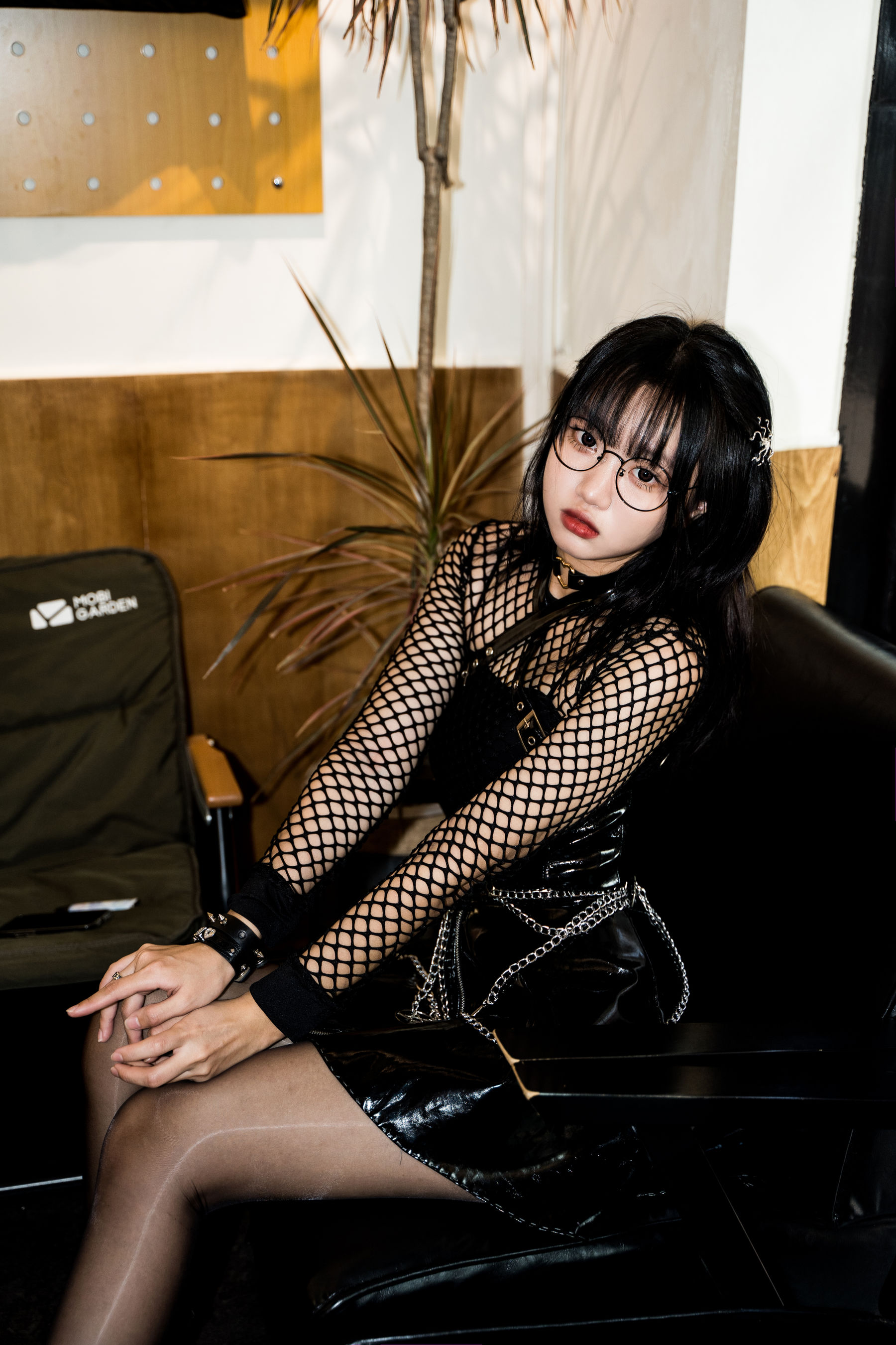 动漫博主柒柒要乖哦 – 黑皮裙 [17P]