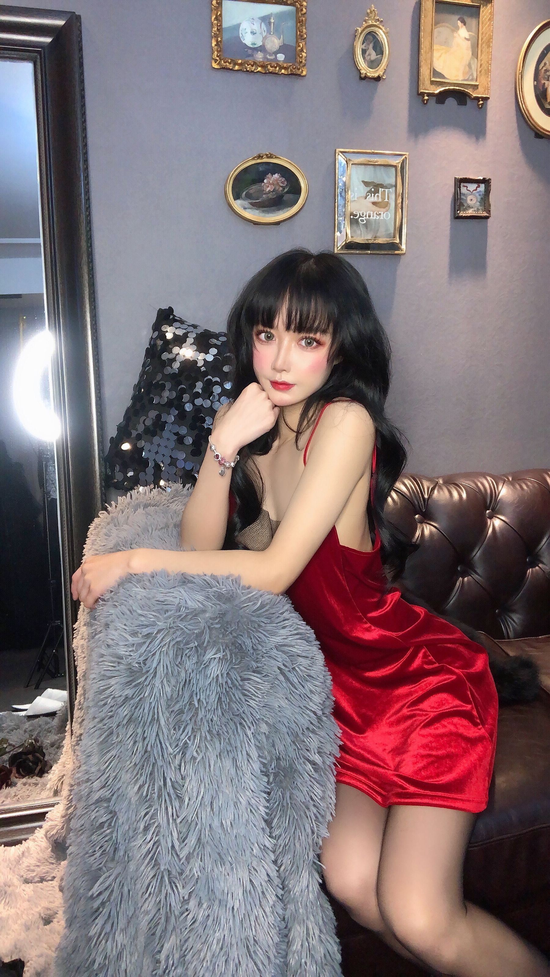 动漫博主阿包也是兔娘 – 红丝绒睡衣 [18P]