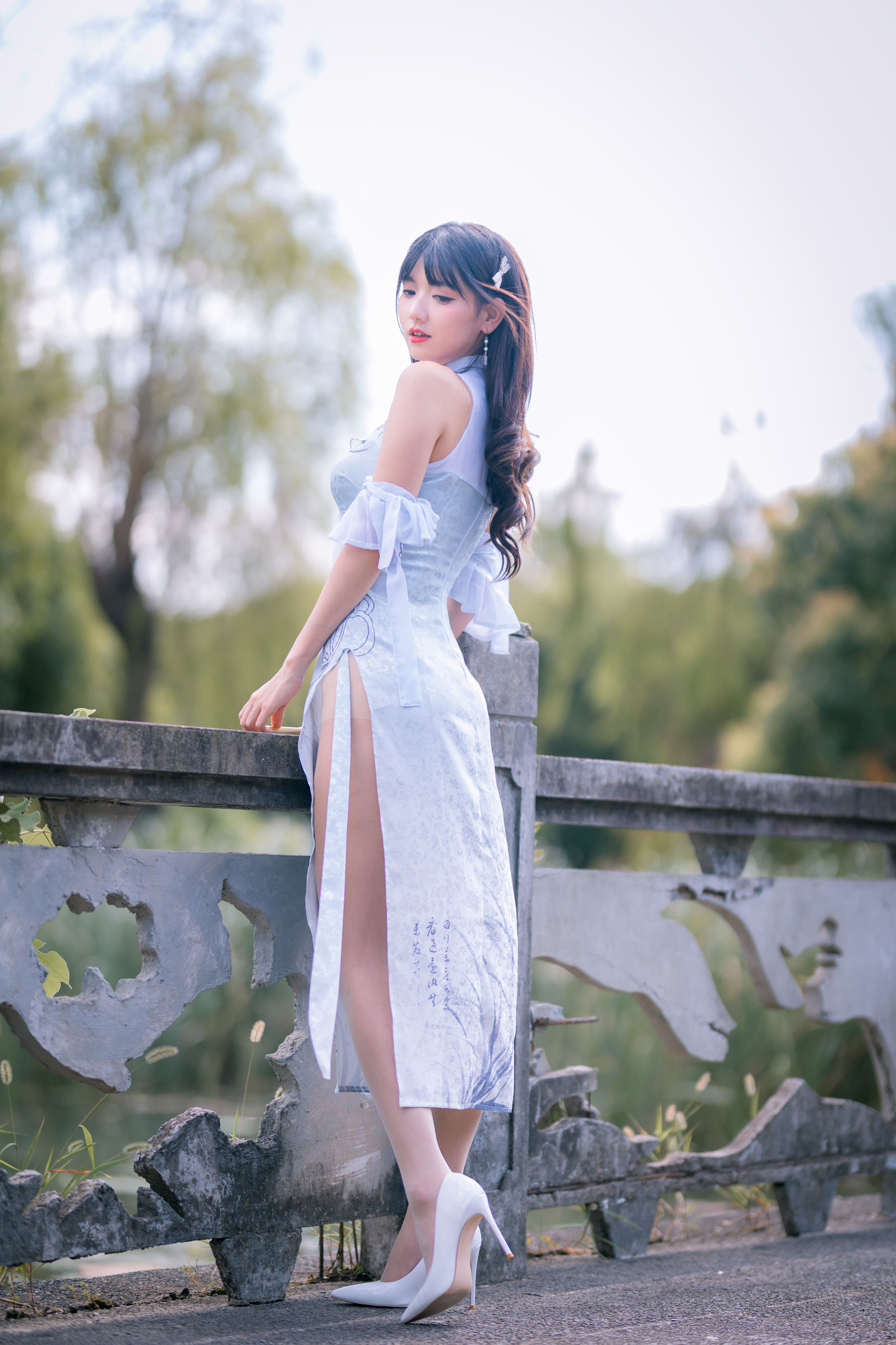 可爱妹子陆卿卿kyokyo – 蓝色旗袍 [24P]