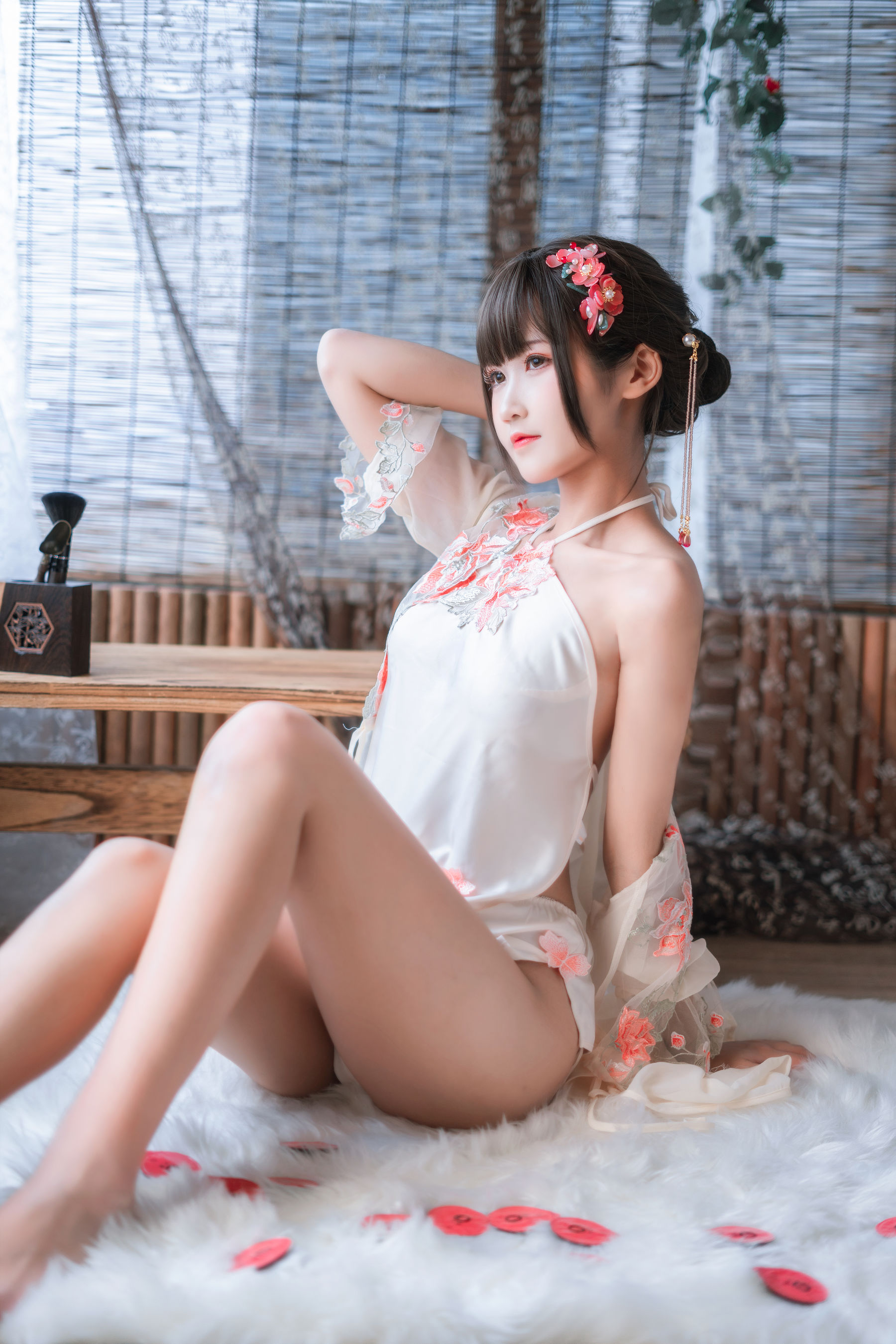 微博妹子三度_69 – 肚兜 [28P]