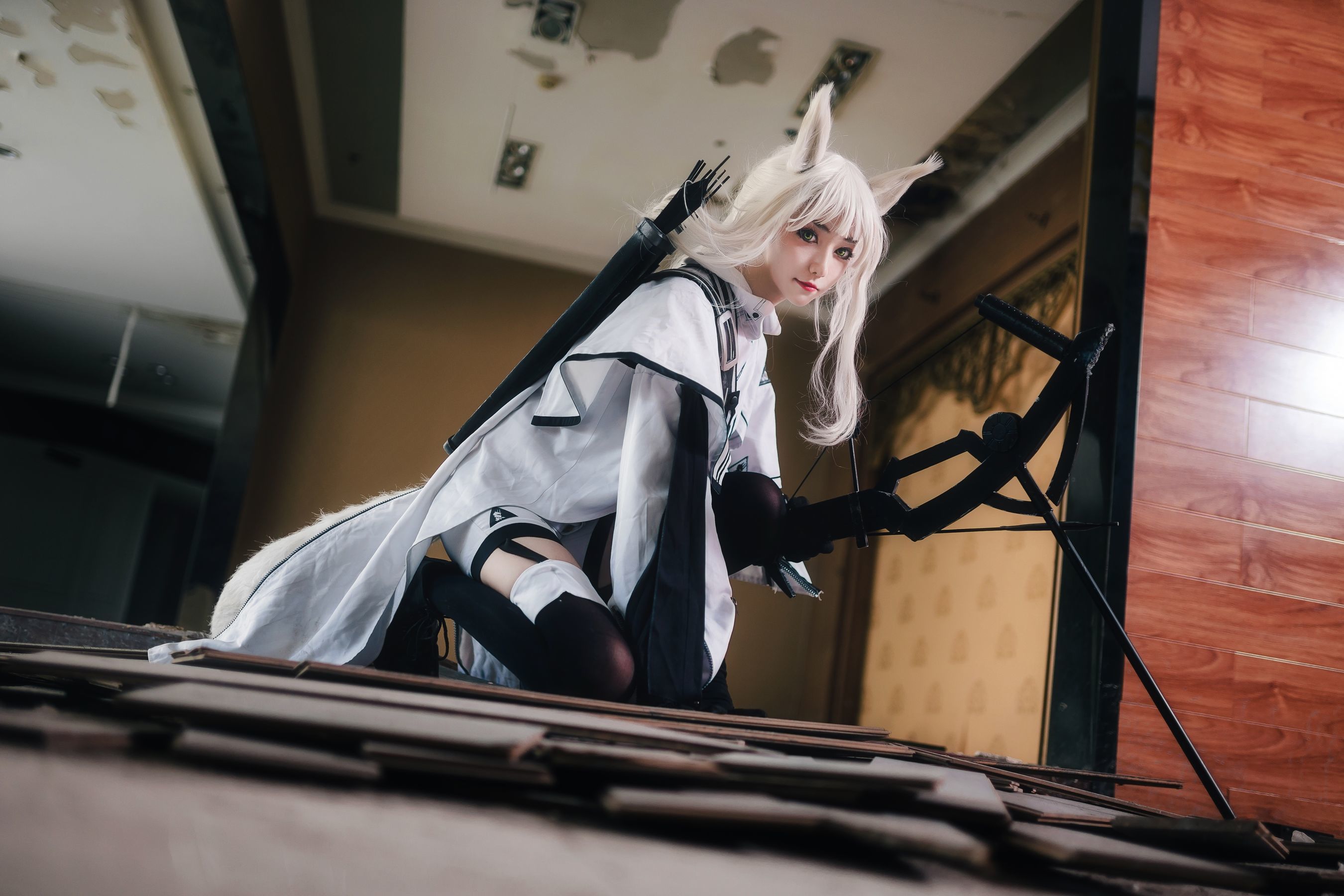 动漫博主南桃Momoko 白金常服 [17P]