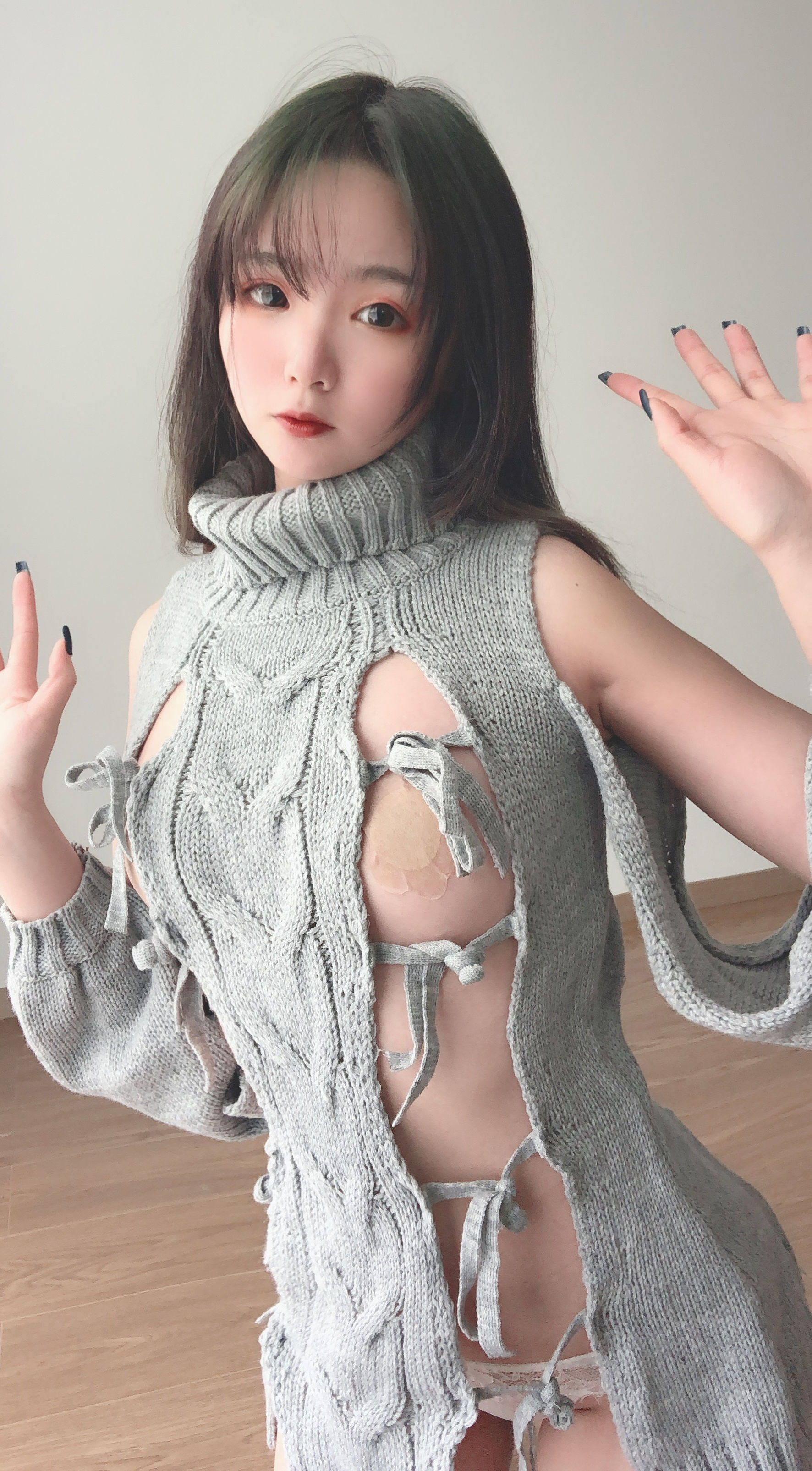 萌妹是青水 露背毛衣 [14P]